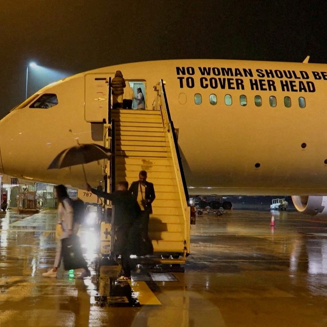 Die brasilianische Frauenfußballmannschaft landet in einem Flugzeug zur Weltmeisterschaft mit Hommage an die iranischen Demonstranten.