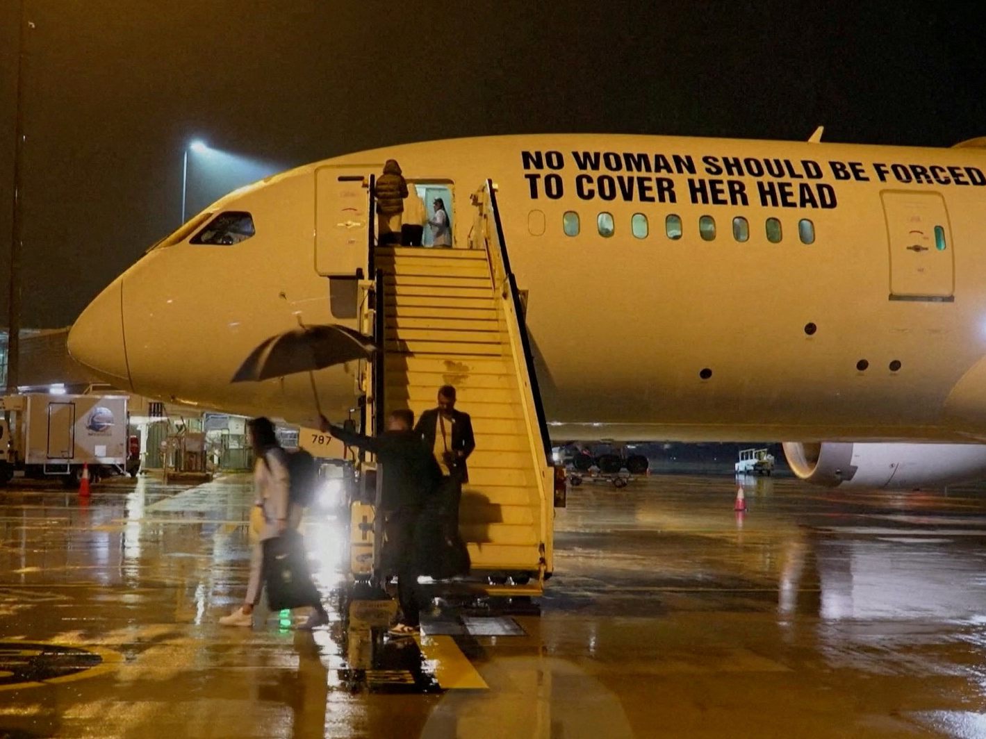 Die brasilianische Frauenfußballmannschaft landet in einem Flugzeug zur Weltmeisterschaft mit Hommage an die iranischen Demonstranten.