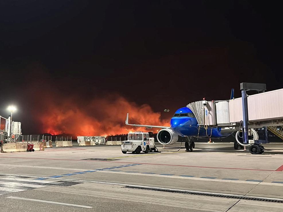 Der Flughafen von Palermo musste wegen den Bränden gesperrt werden. Der Flughafen von Palermo musste wegen den Bränden gesperrt werden.