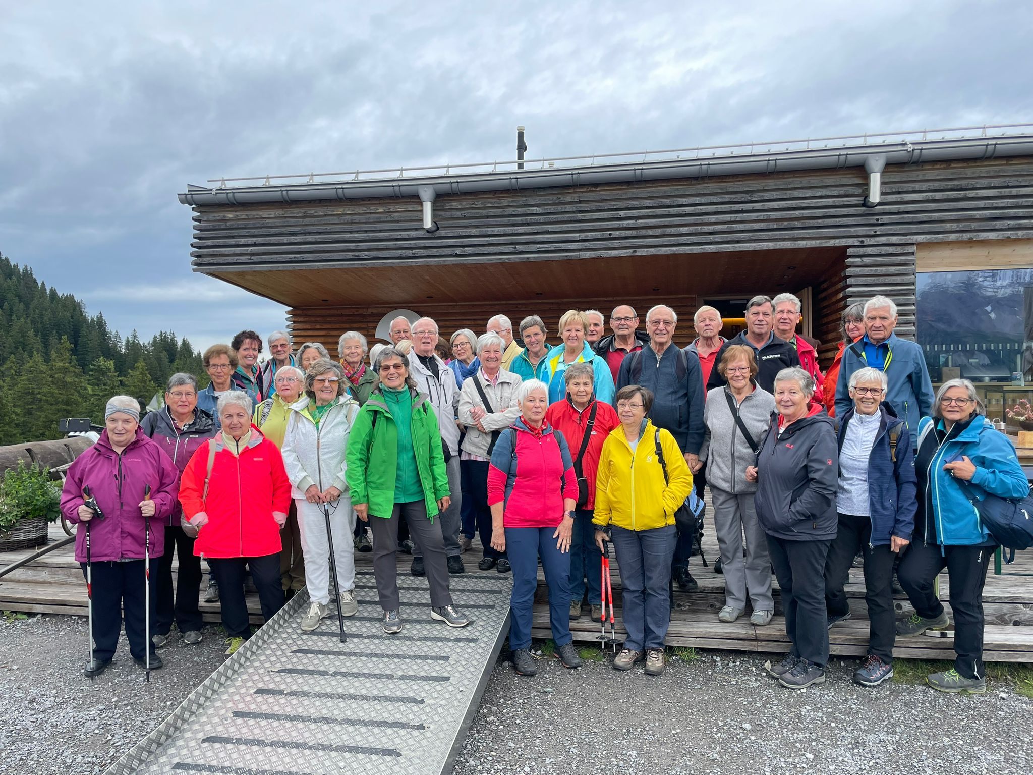 Seniorenrunde beim Bergfrühstück