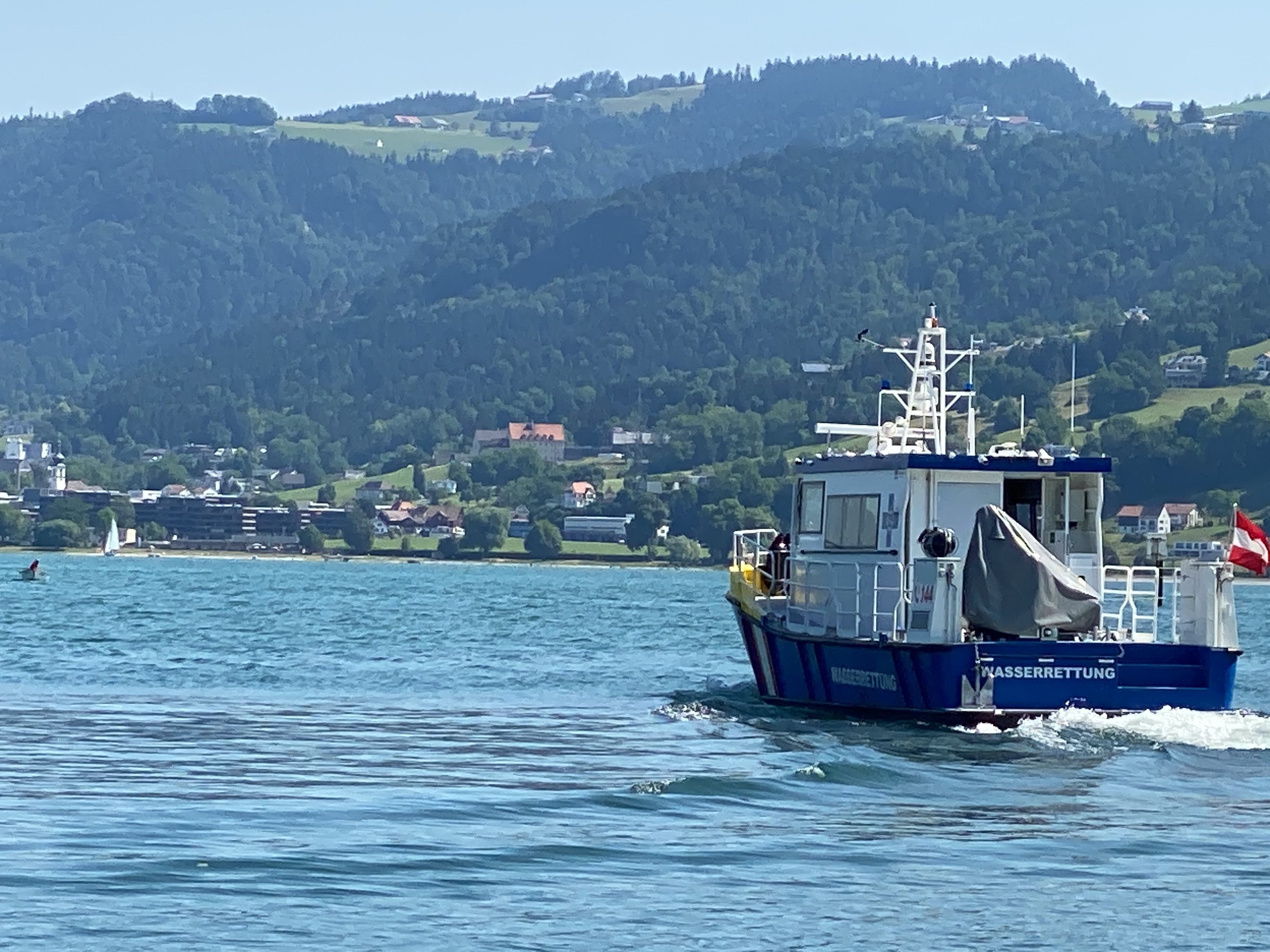 Der Mann wurde mit dem Hubschrauber ins Krankenhaus gebracht. Der Mann wurde mit dem Hubschrauber ins Krankenhaus gebracht.