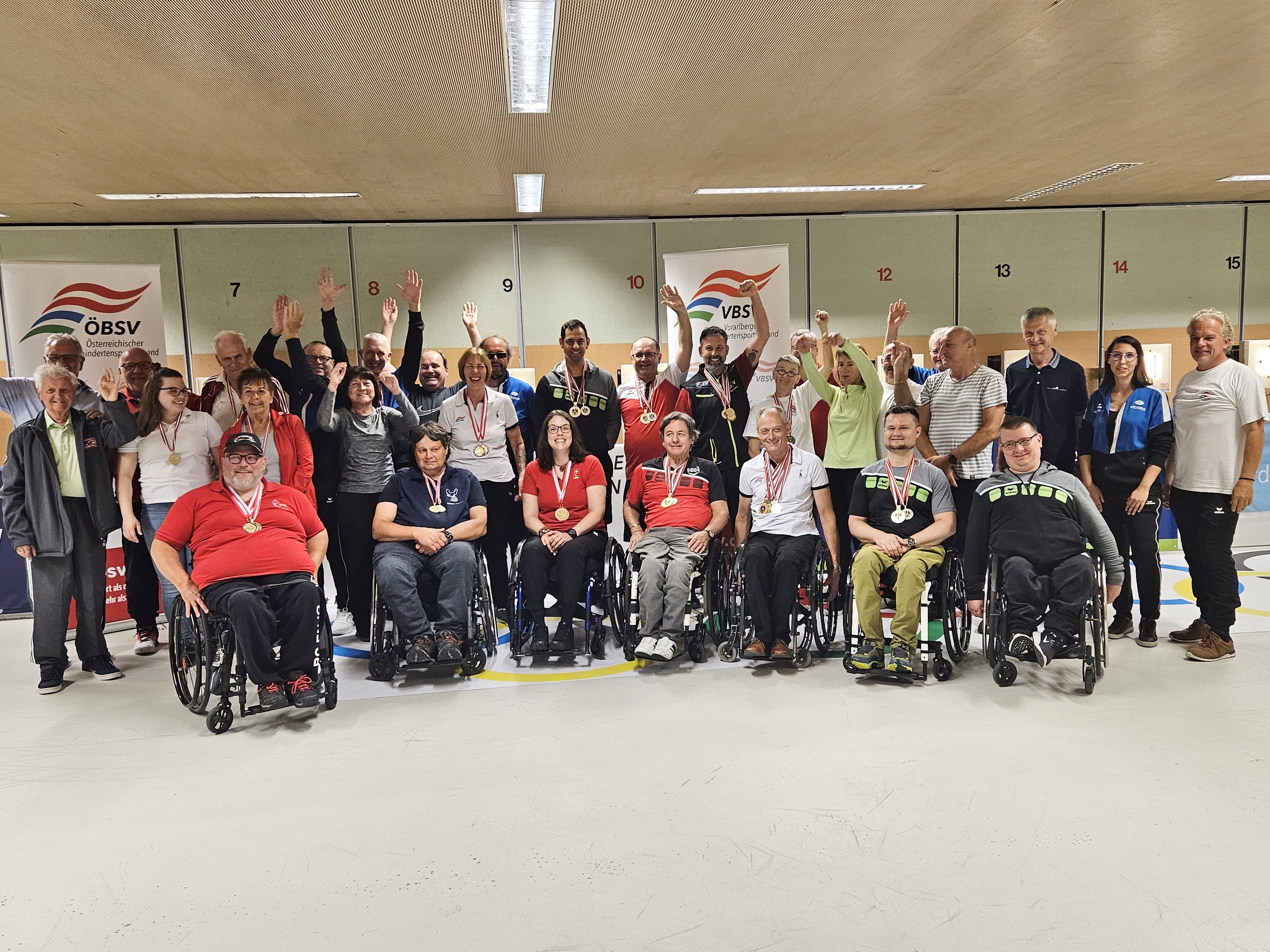 Beim Gruppenfoto jubelten alle Aktiven, Begleitpersonen und Unterstützenden über die gelungenen Meisterschaften in Dornbirn. Beim Gruppenfoto jubelten alle Aktiven, Begleitpersonen und Unterstützenden über die gelungenen Meisterschaften in Dornbirn.