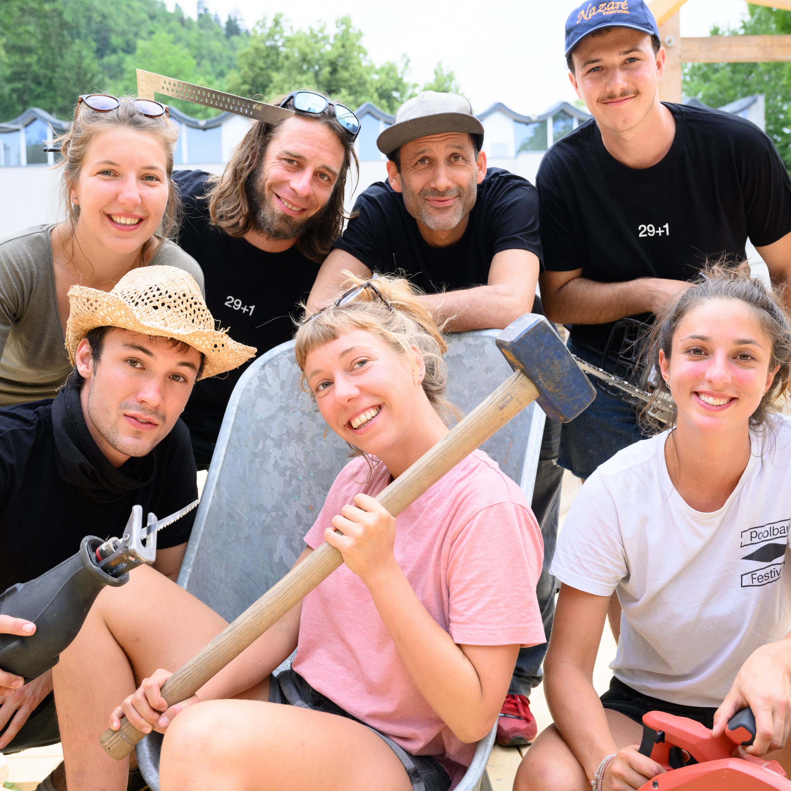 Aufbau des Poolbar-Festivals.