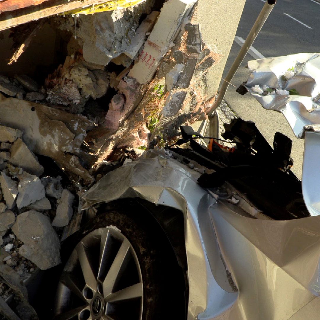 Erheblicher Sachschaden an Pkw und Haus