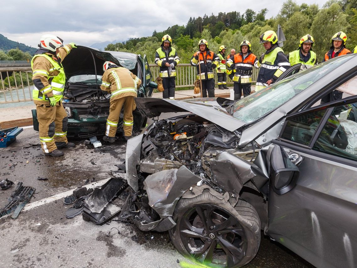 Enormer Sachschaden an beiden Fahrzeugen. Enormer Sachschaden an beiden Fahrzeugen.
