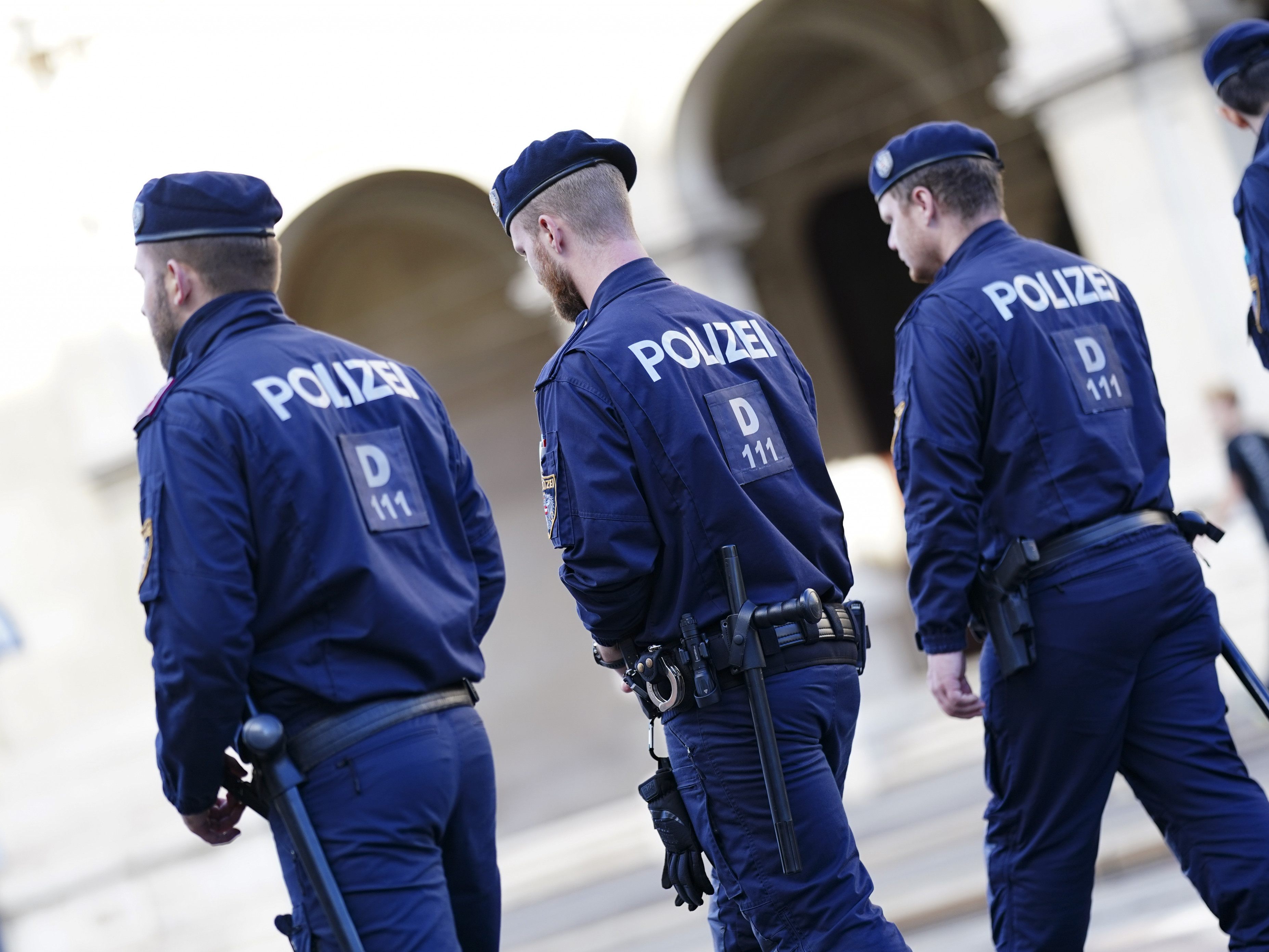 Die Polizisten nahmen den Mann fest.