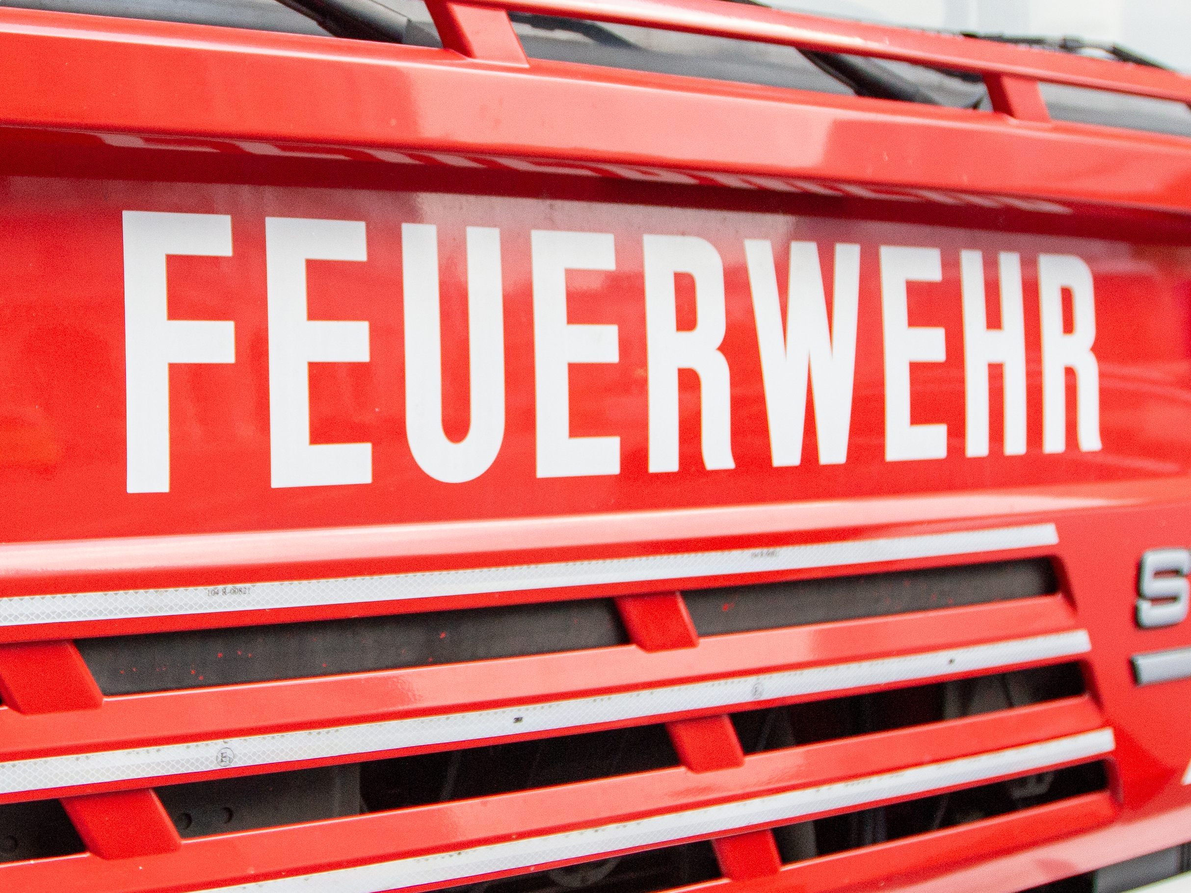 Die Feuerwehren bekämpften den Brand nahe der Wiener Stadtgrenze.