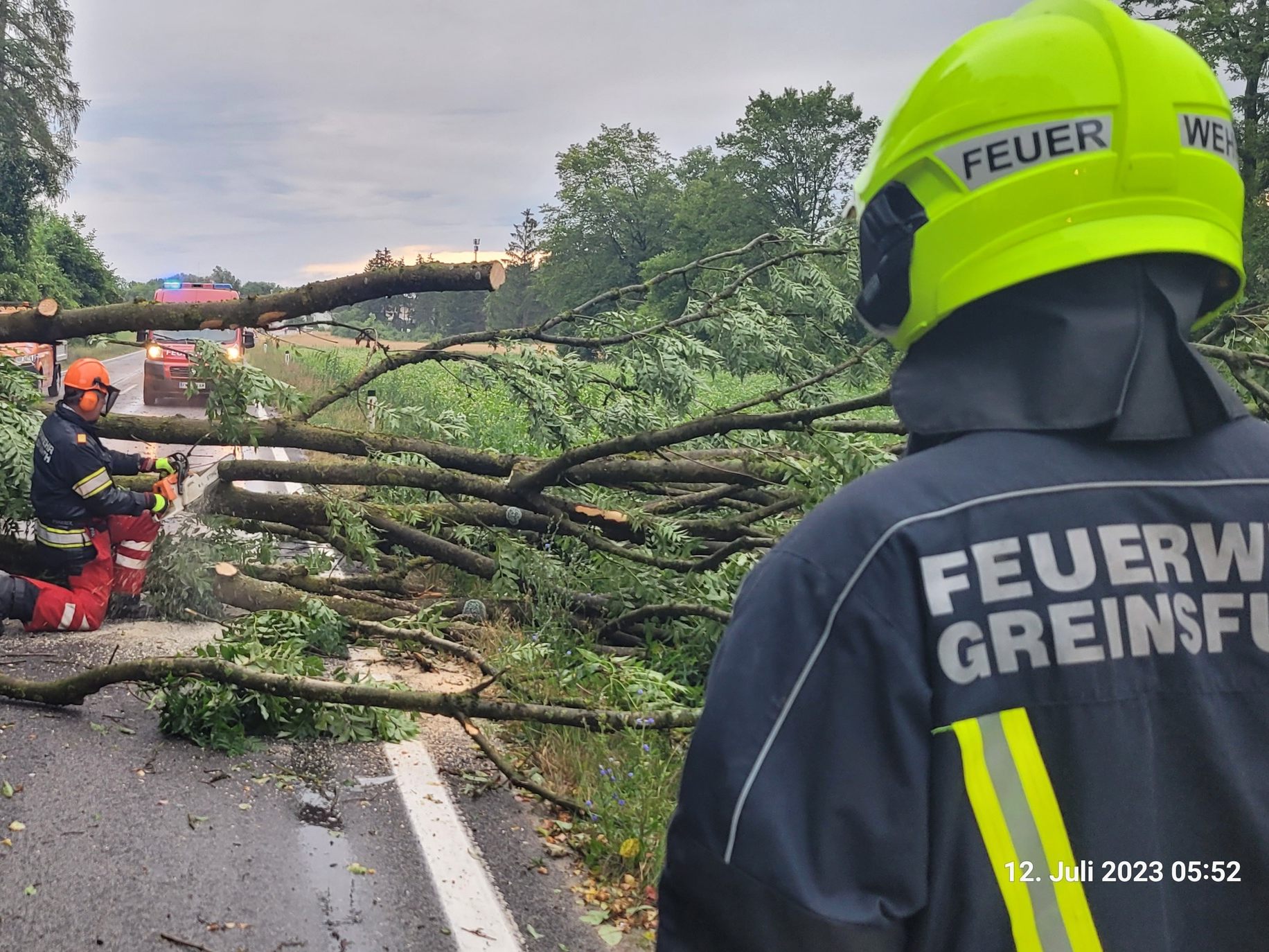 Im Bezirk Amstetten in Niederösterreich hielt eine Sturmfront zahlreiche Feuerwehren auf Trab.