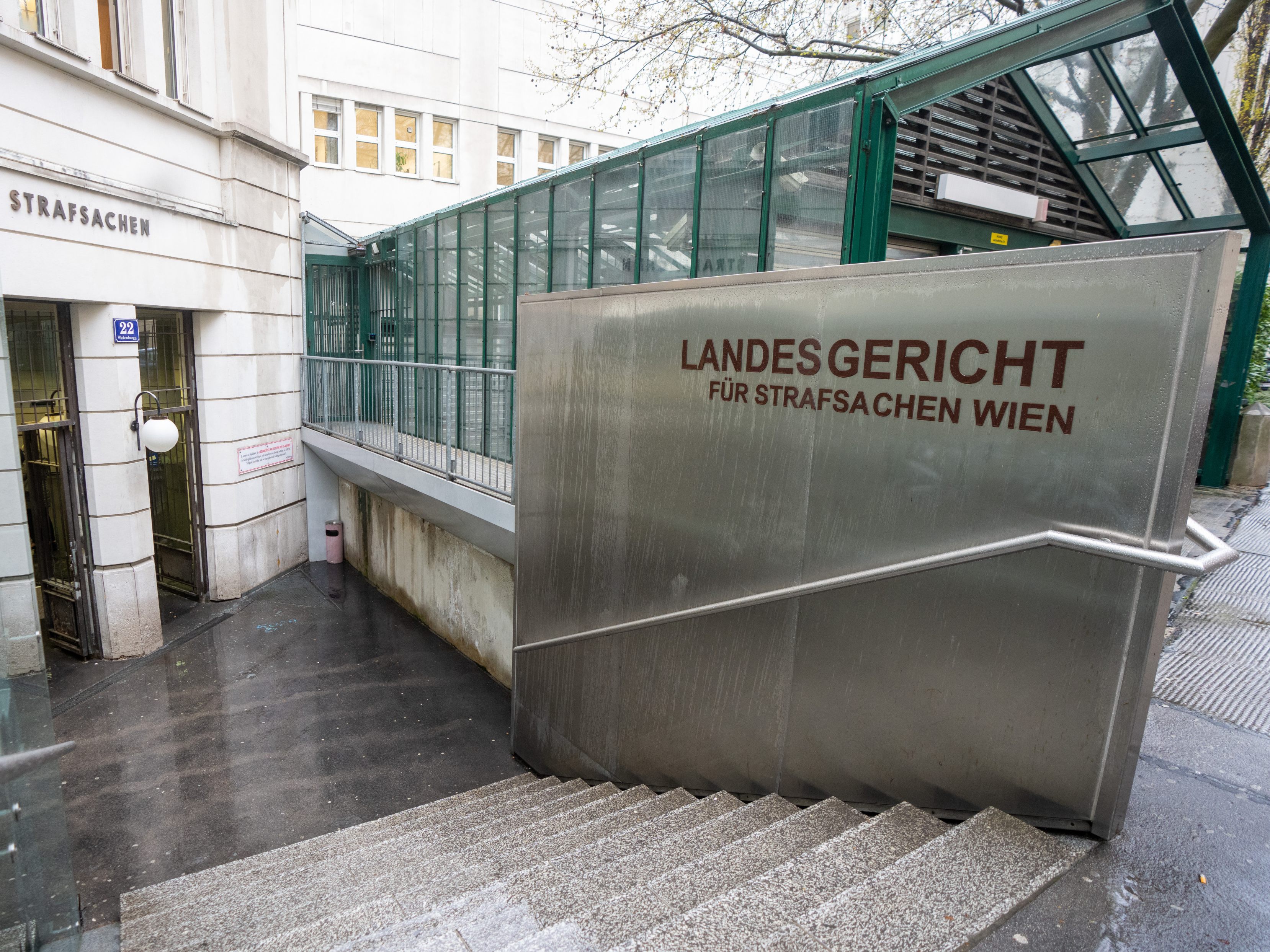 Ein pensionierter Anwalt sorgte am Mittwoch vor dem Wiener Landesgericht für Wirbel.