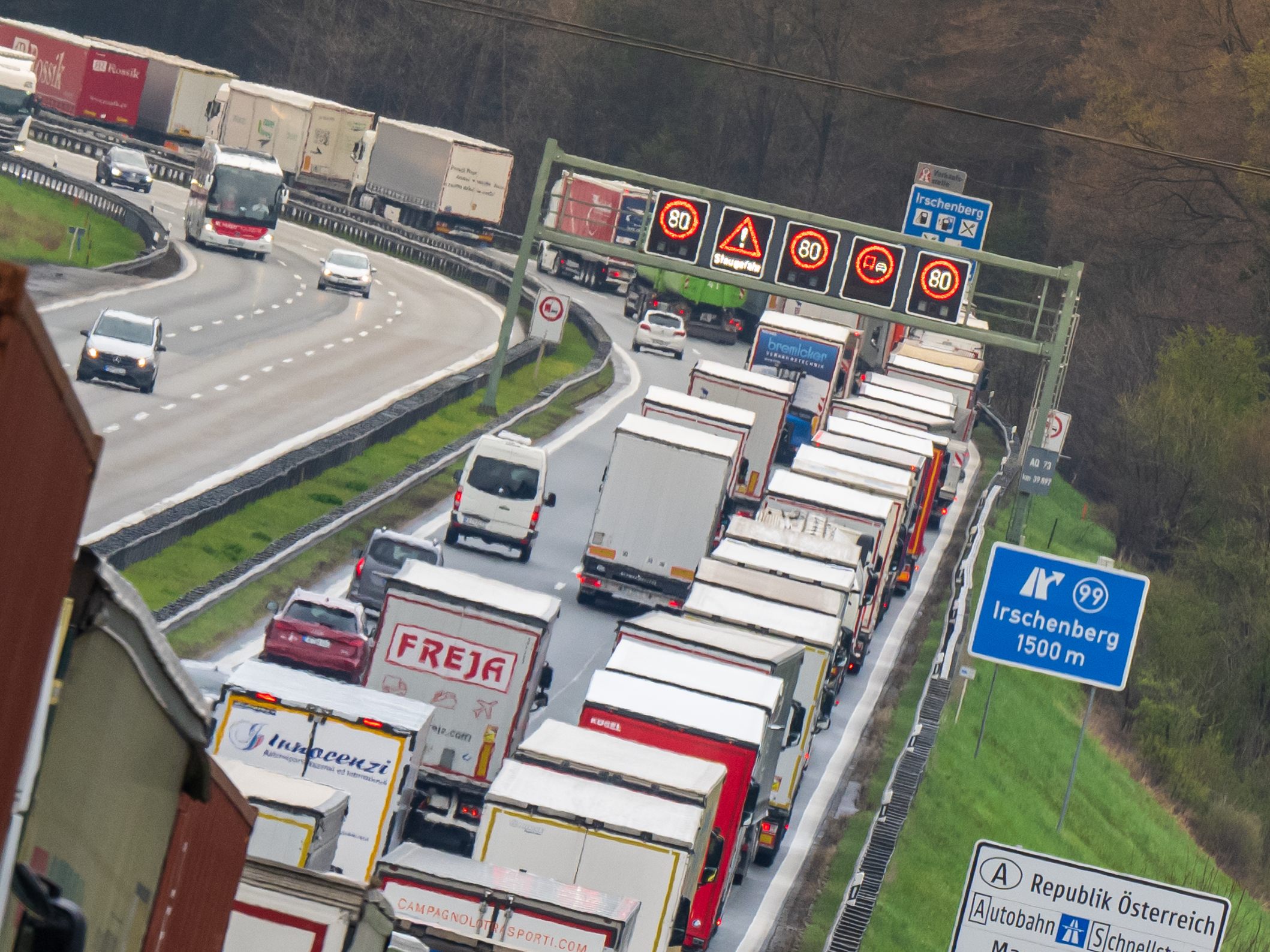 Der ÖAMTC rechnet am Wochenende mit starkem Reiseverkehrs und Staus in Österreich.
