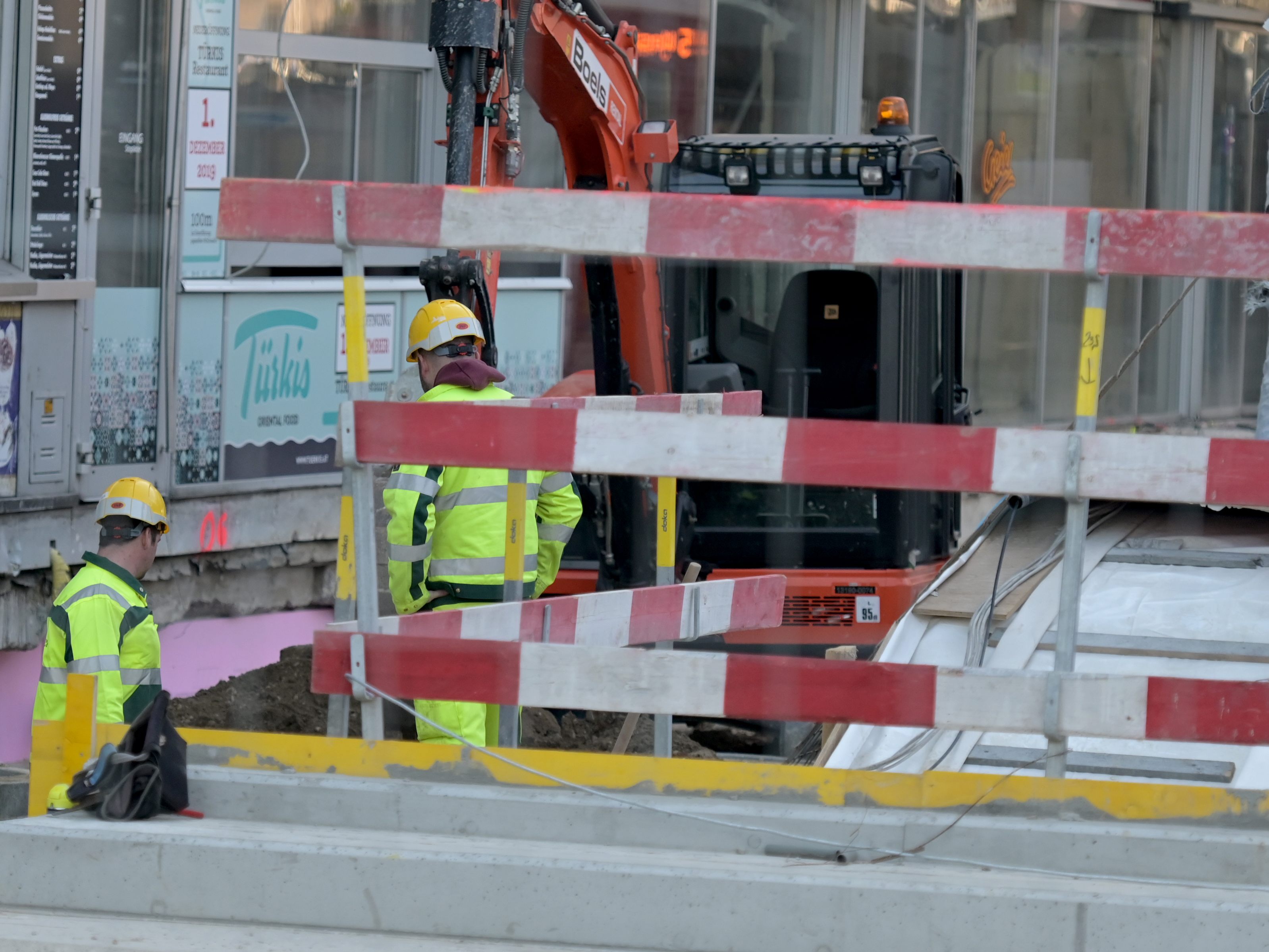 Betonfelder werden in Wien-Favoriten instandgesetzt.