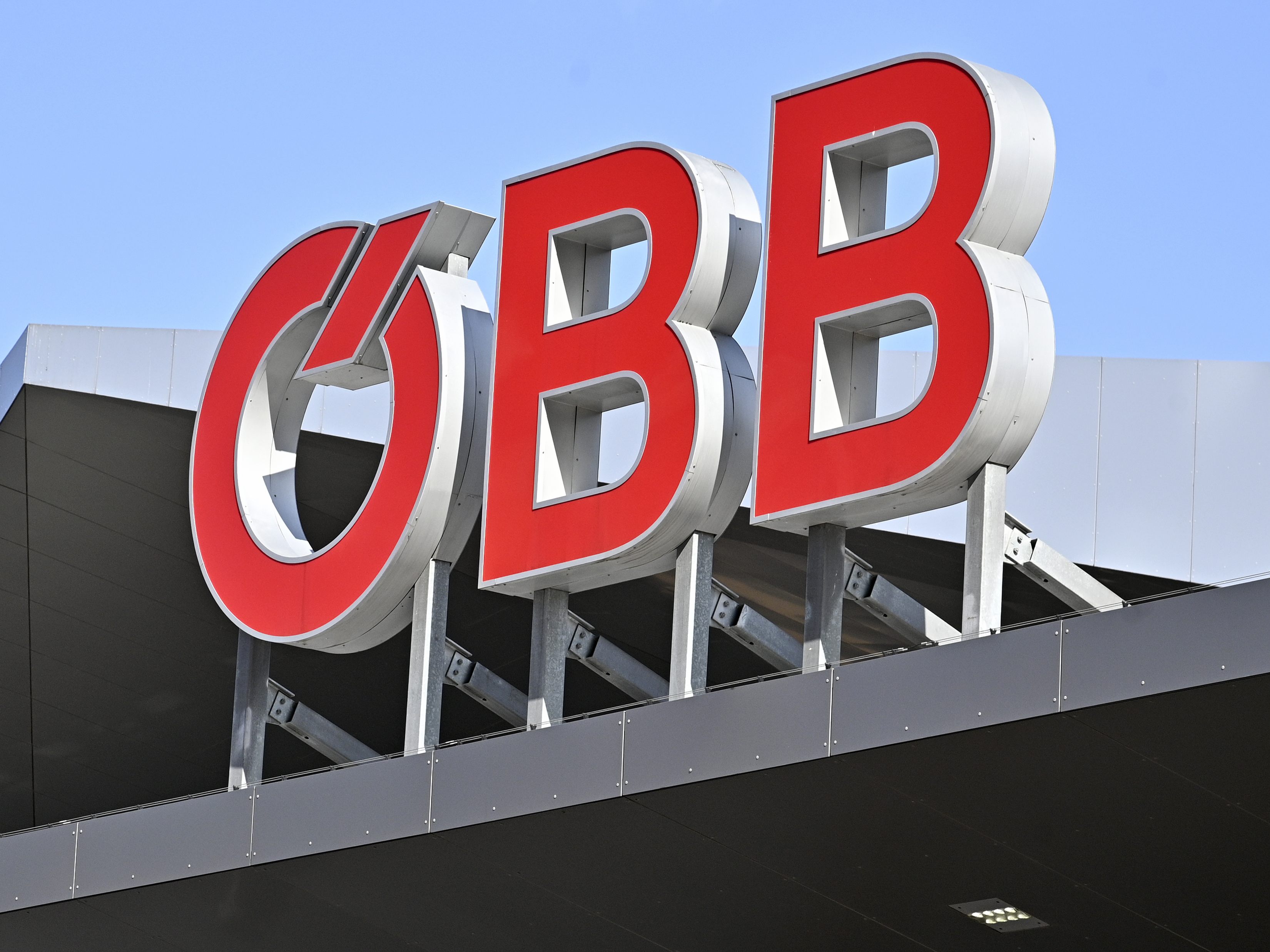 Die ÖBB investieren in neue Züge. Die ÖBB investieren in neue Züge.