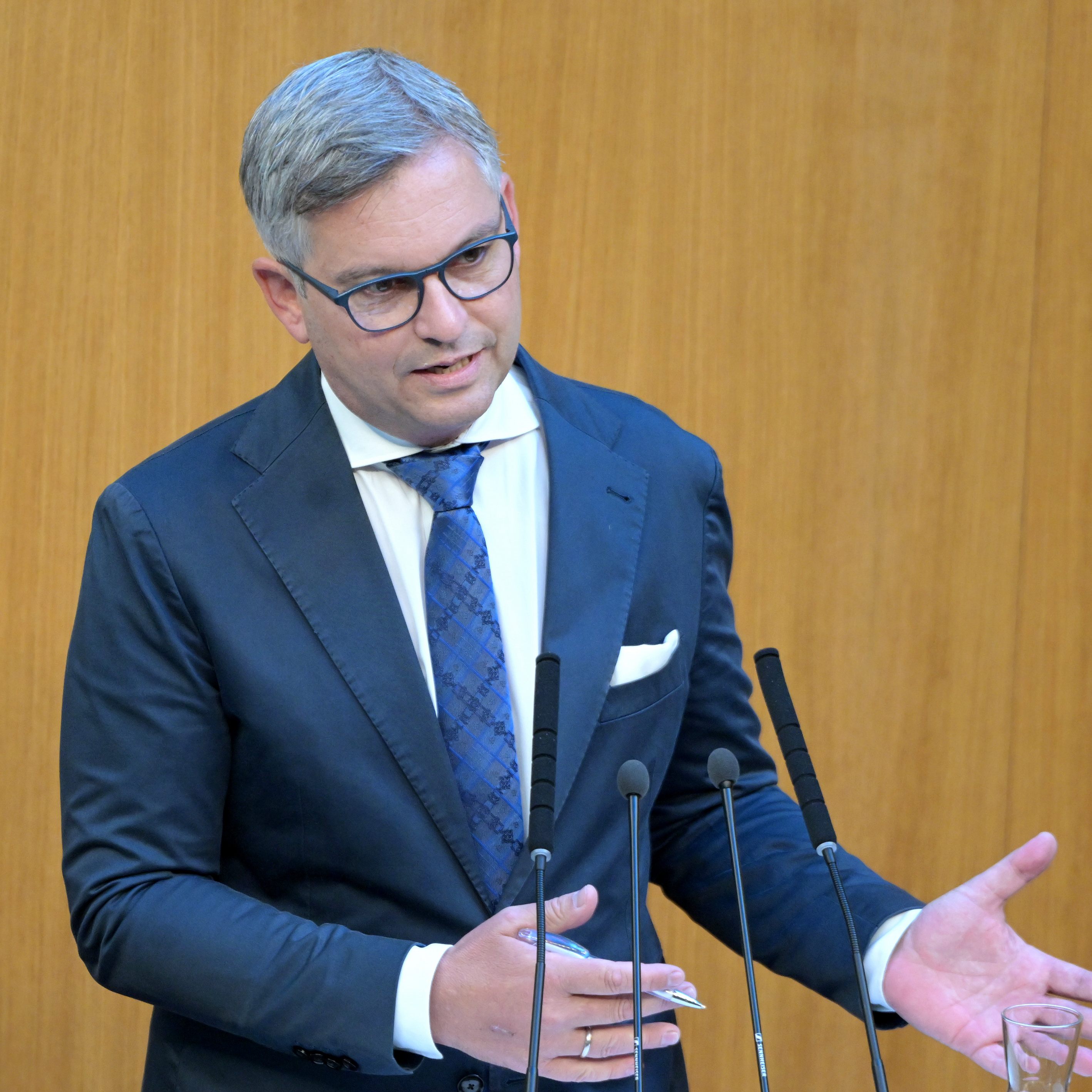 Finanzminister Magnus Brunner (ÖVP) rechtfertigte im Nationalrat die Steuerstundungen für Kika/Leiner.
