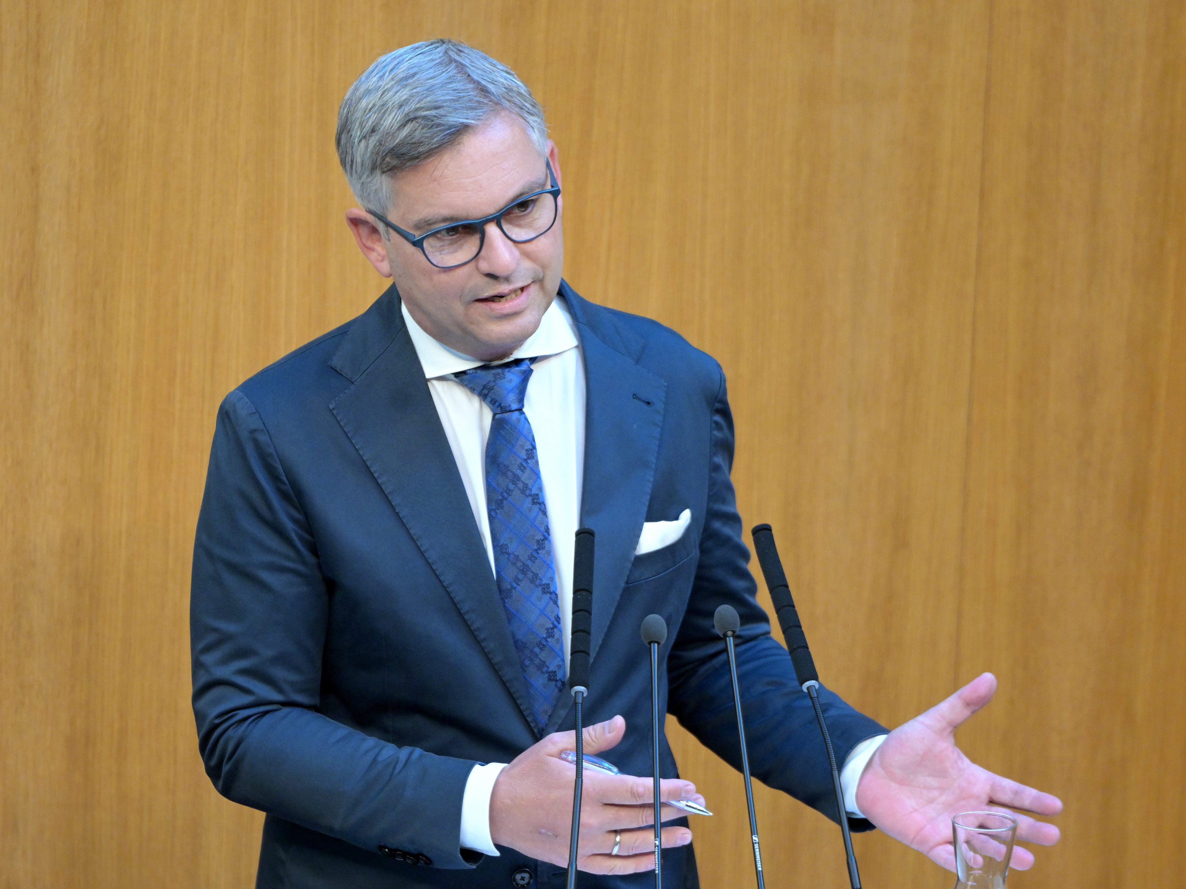 Finanzminister Magnus Brunner (ÖVP) rechtfertigte im Nationalrat die Steuerstundungen für Kika/Leiner.