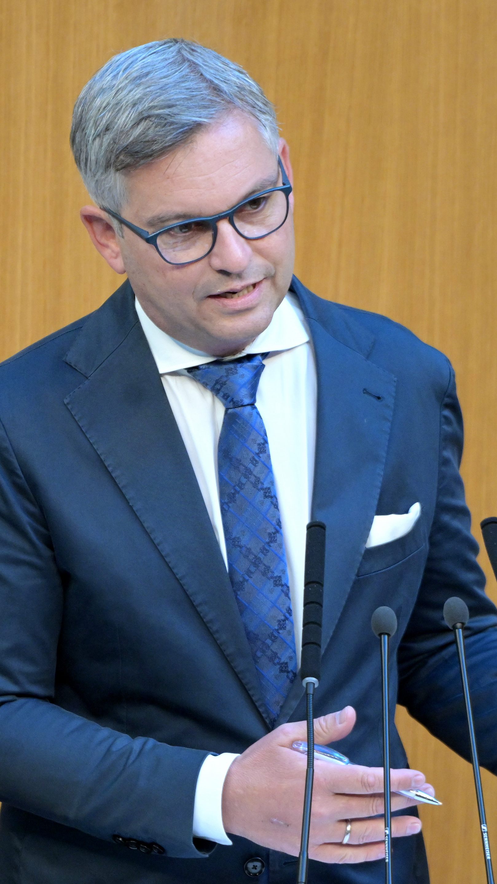 Finanzminister Magnus Brunner (ÖVP) rechtfertigte im Nationalrat die Steuerstundungen für Kika/Leiner.