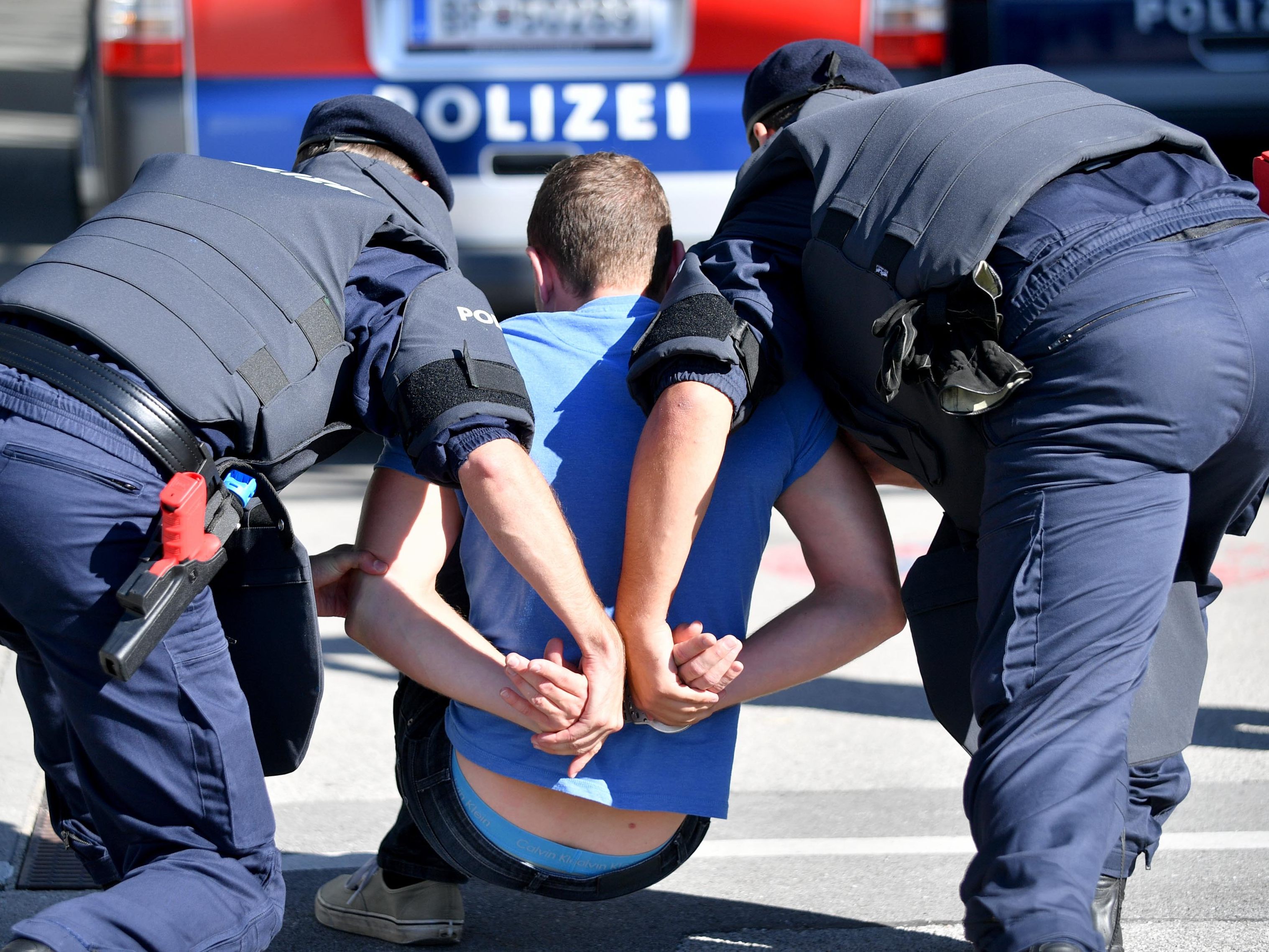 Ein 31-Jähriger wurde festgenommen, da er einen anderen Lokalgast in der Wiener City mit dem Messer bedroht hatte.