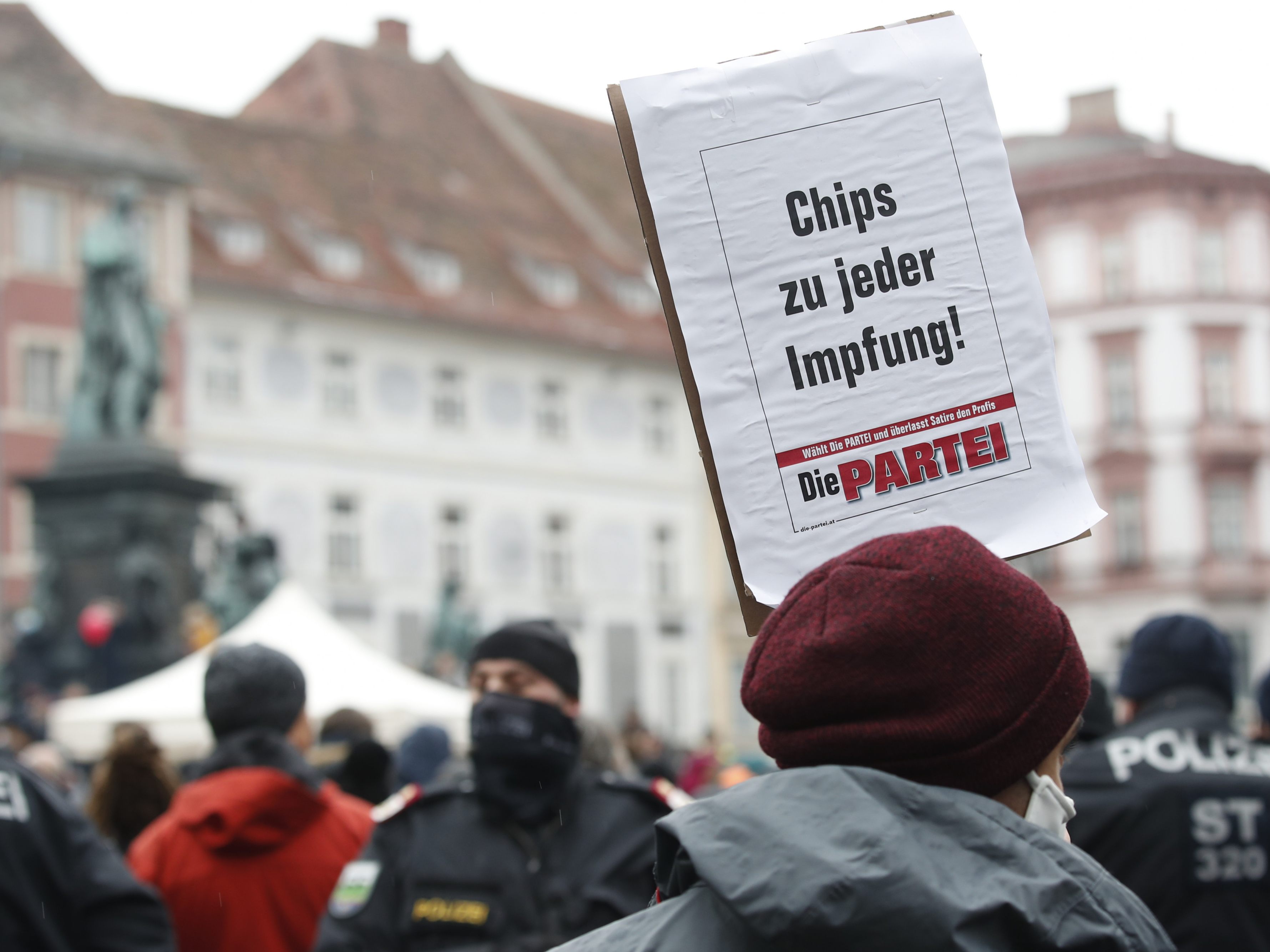 Der Verfassungsschutz ist besorgt über die Annäherung der rechtsextremen Szene mit den Coronaleugnern in Oberösterreich. Der Verfassungsschutz ist besorgt über die Annäherung der rechtsextremen Szene mit den Coronaleugnern in Oberösterreich.