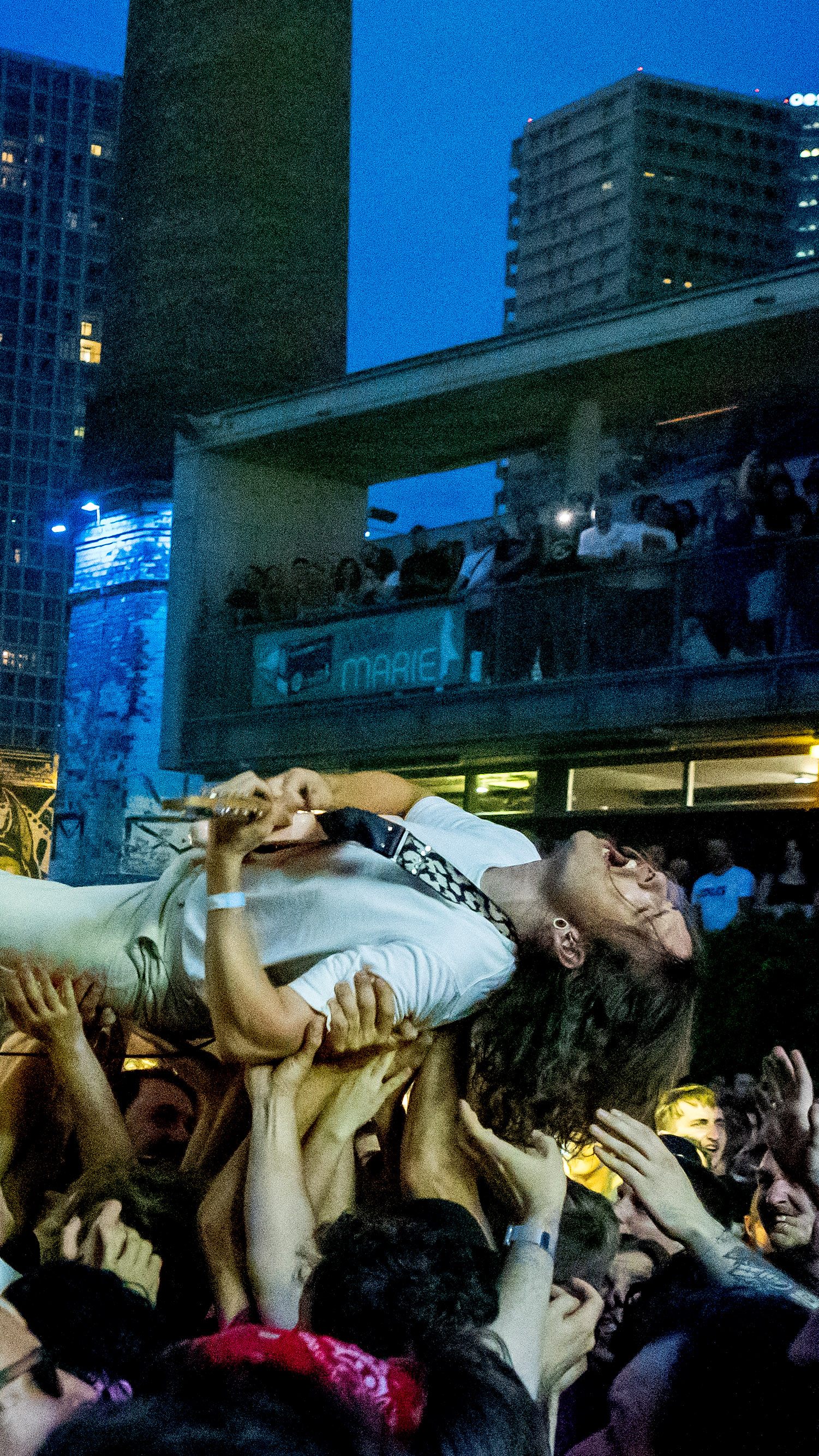 Die Rockband Idles begeisterte in der Wiener Arena die Zusehermenge.
