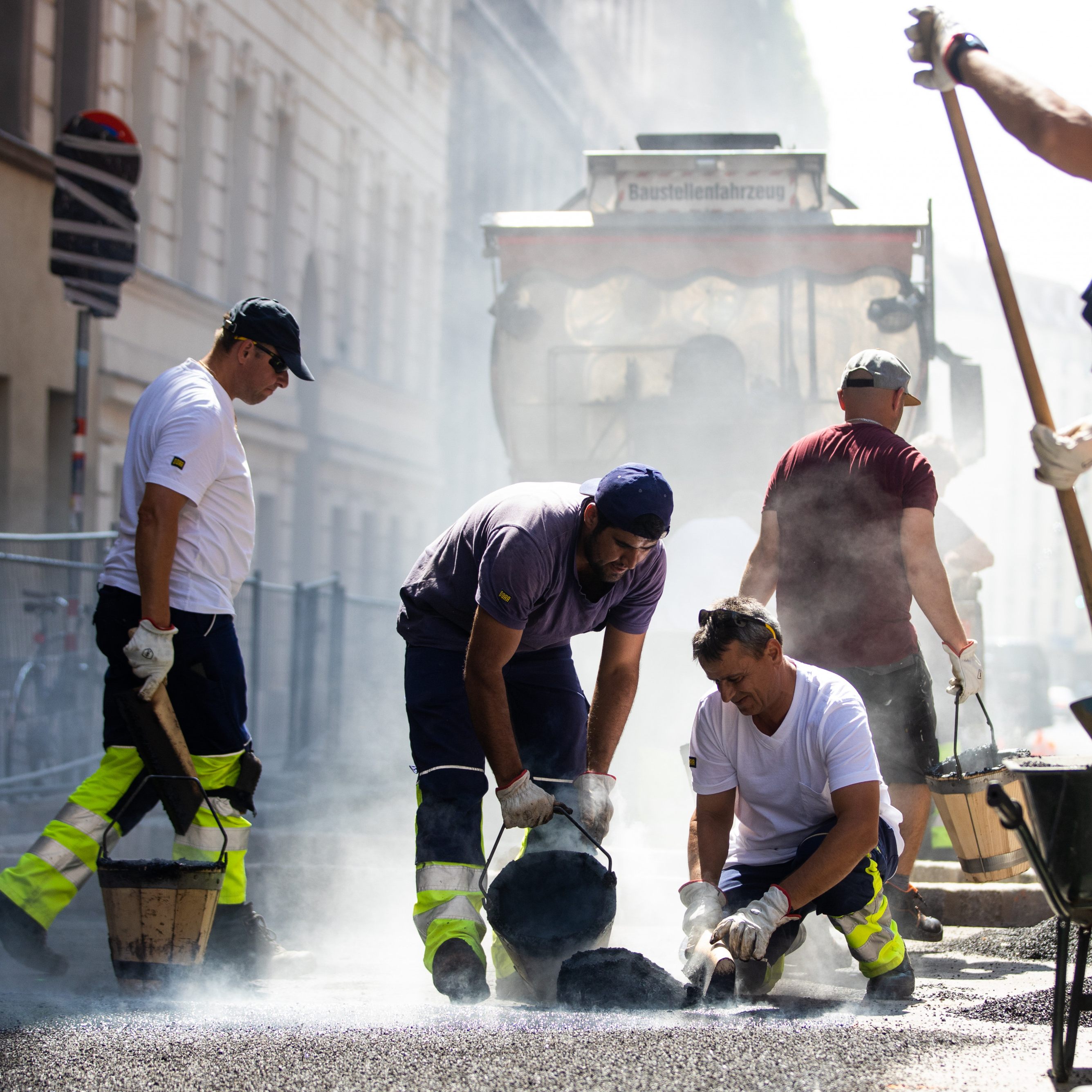 Baustellenarbeiter bekommen trotz Temperaturen jenseits der 30 Grad Celsius in der Praxis oft nicht hitzefrei.