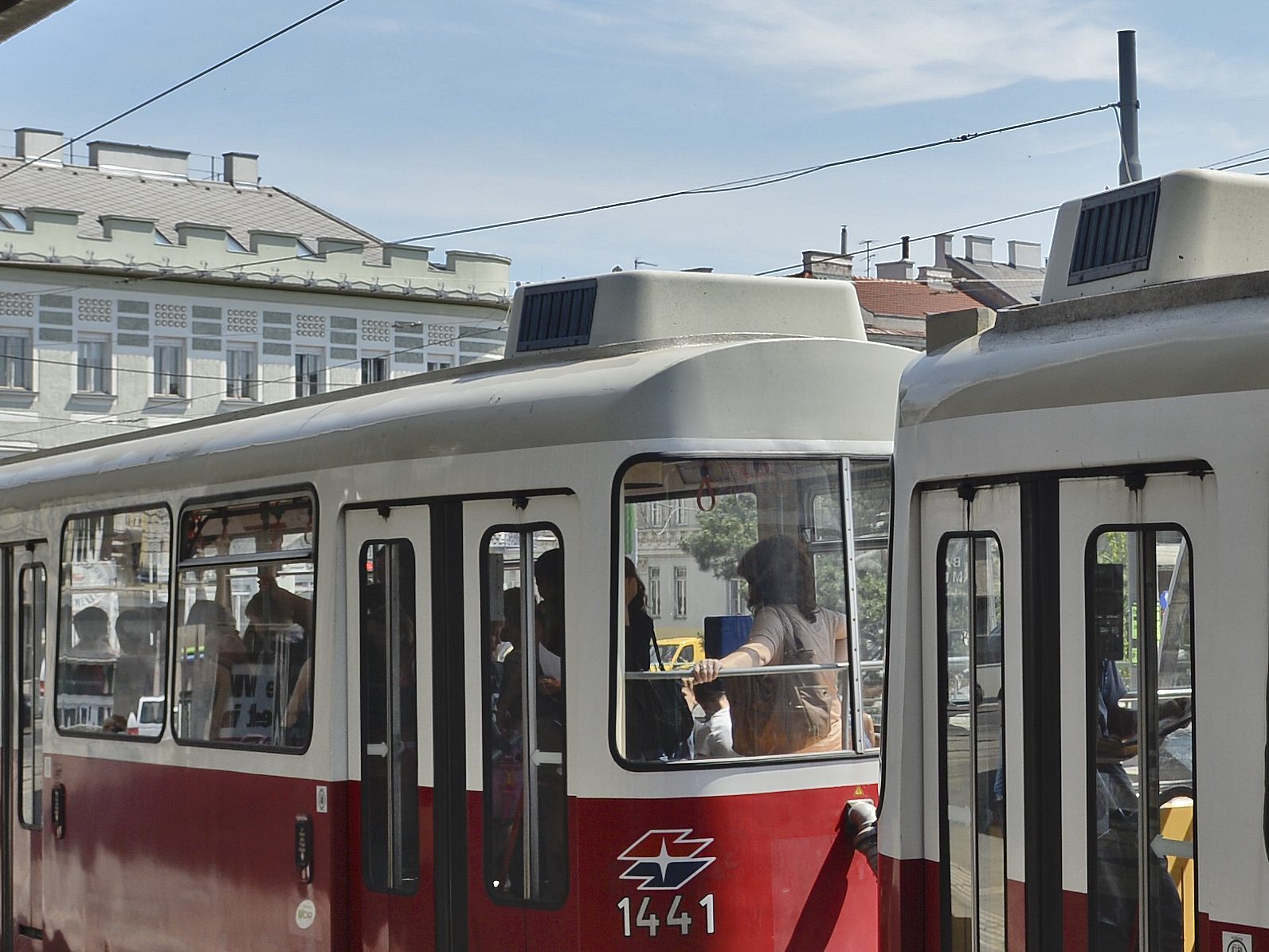 In Wien-Penzing sorgte ein Wasserrohrbruch für eine Überschwemmung und legte eine Bim der Wiener Linien lahm. In Wien-Penzing sorgte ein Wasserrohrbruch für eine Überschwemmung und legte eine Bim der Wiener Linien lahm.