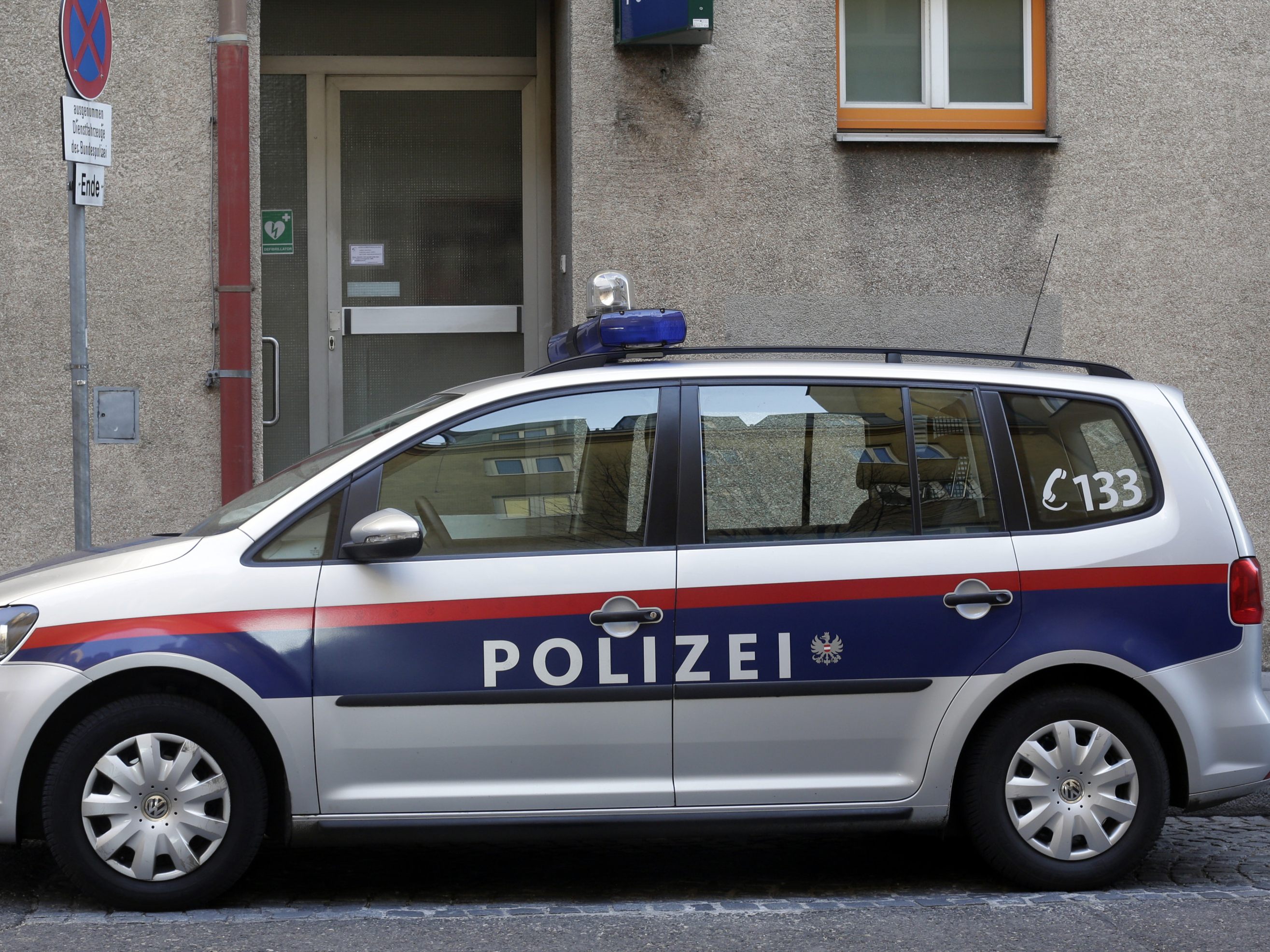 In Wien-Rudolfsheim attackierte ein Mann mehrere Polizisten. In Wien-Rudolfsheim attackierte ein Mann mehrere Polizisten.