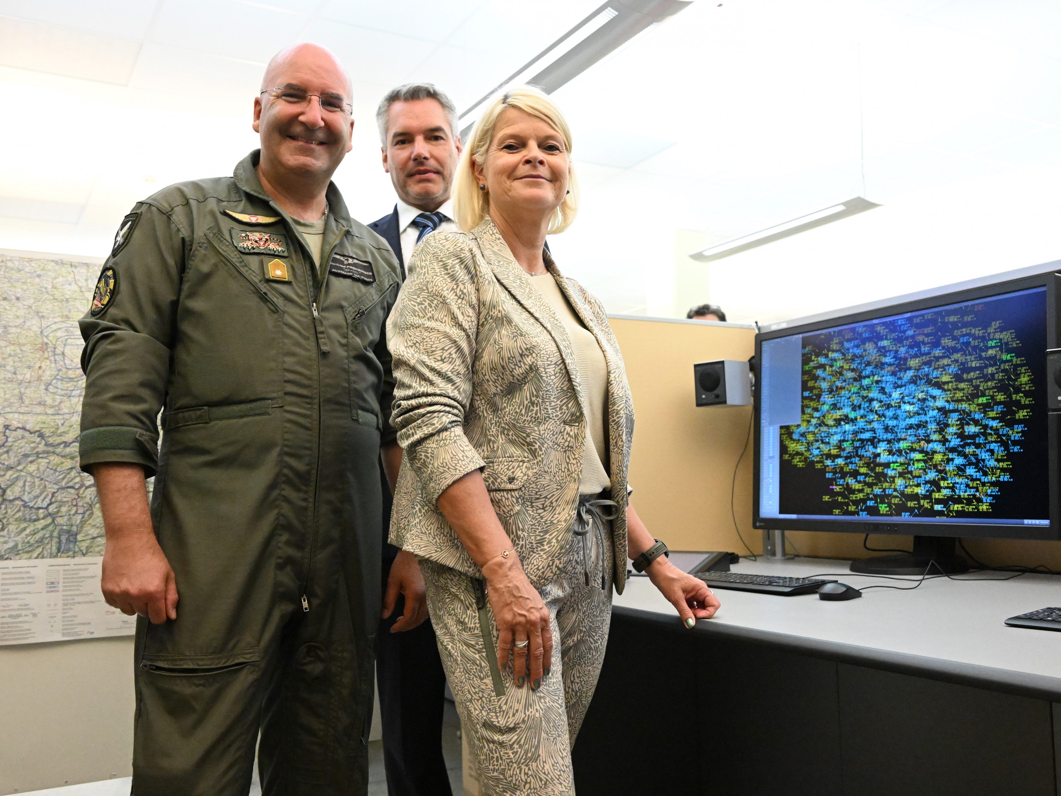 Bundeskanzler Karl Nehammer (ÖVP) und Verteidigungsministerin Klaudia Tanner (ÖVP) besuchten am Montag den Regierungsbunker. Bundeskanzler Karl Nehammer (ÖVP) und Verteidigungsministerin Klaudia Tanner (ÖVP) besuchten am Montag den Regierungsbunker.