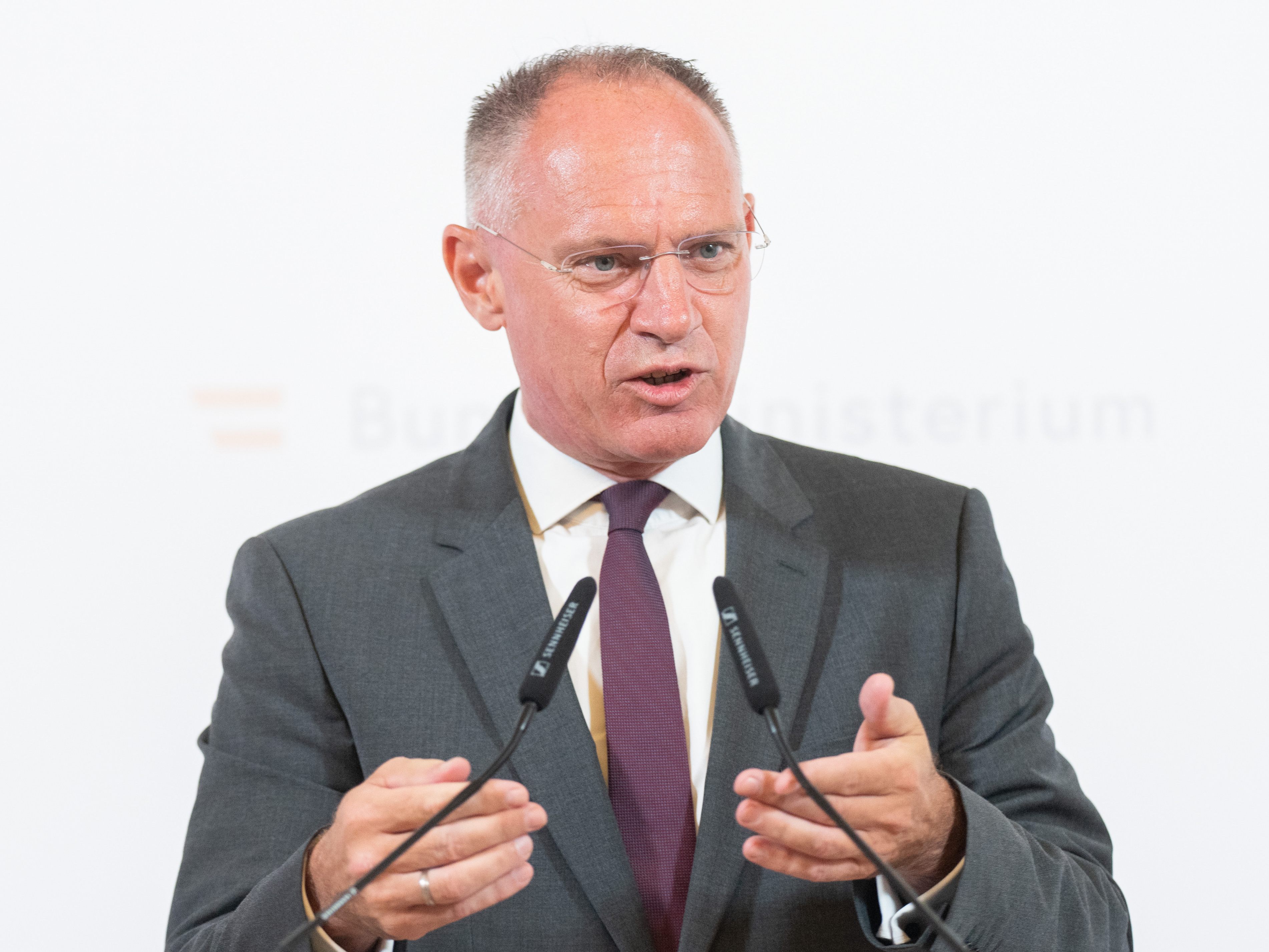Innenminister Gerhard Karner (ÖVP) beriet sich bei einem Arbeitsgespräch in Wien mit dem deutschen Migrationsbeauftragen zum Thema Asyl. Innenminister Gerhard Karner (ÖVP) beriet sich bei einem Arbeitsgespräch in Wien mit dem deutschen Migrationsbeauftragen zum Thema Asyl.