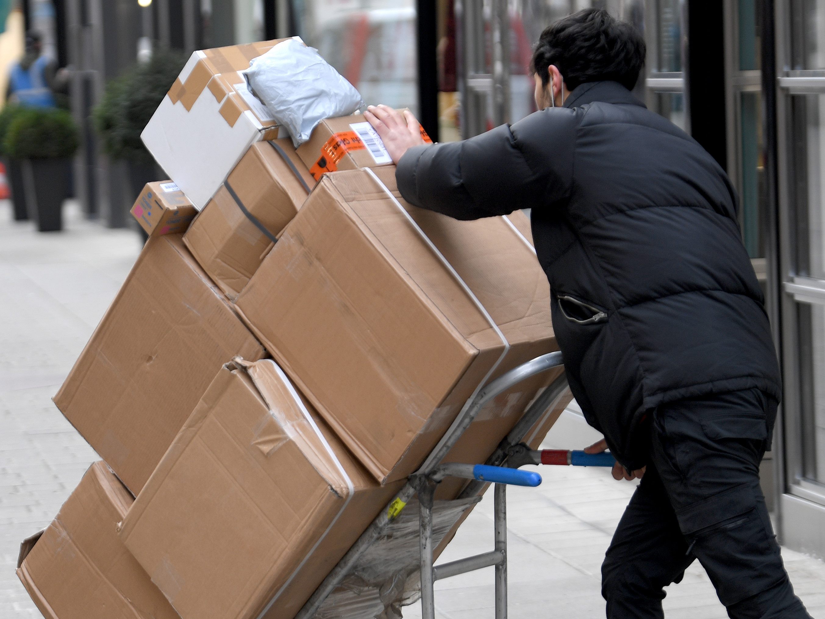 Logistiker wollen Paketzusteller in die Liste der Mangelberufe aufnehmen.