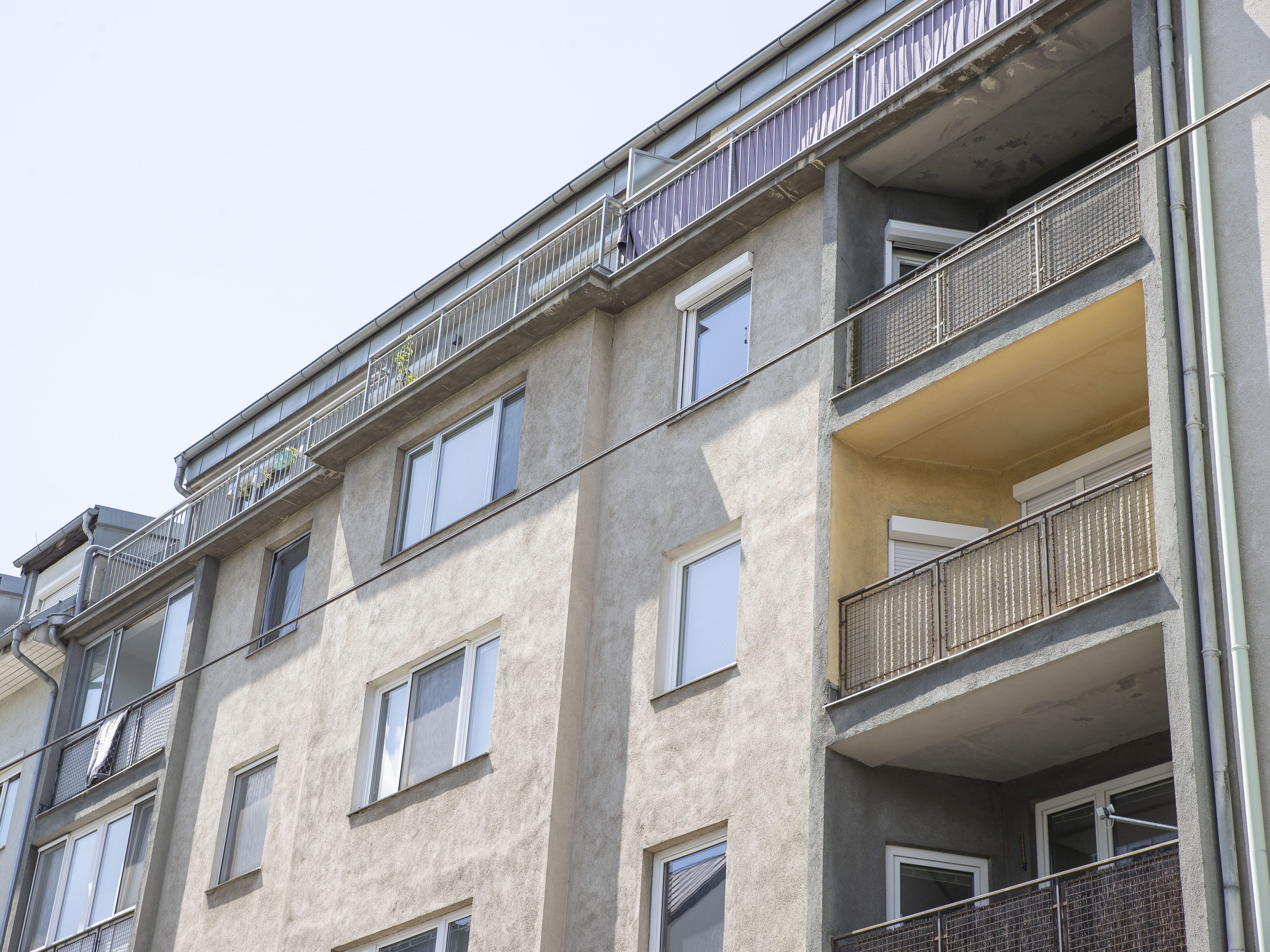 Bei einem Spiel mit Freunden stürzte eine 20-Jährige von einem Balkon in Wien-Floridsdorf vom 4. Stock in den Tod.