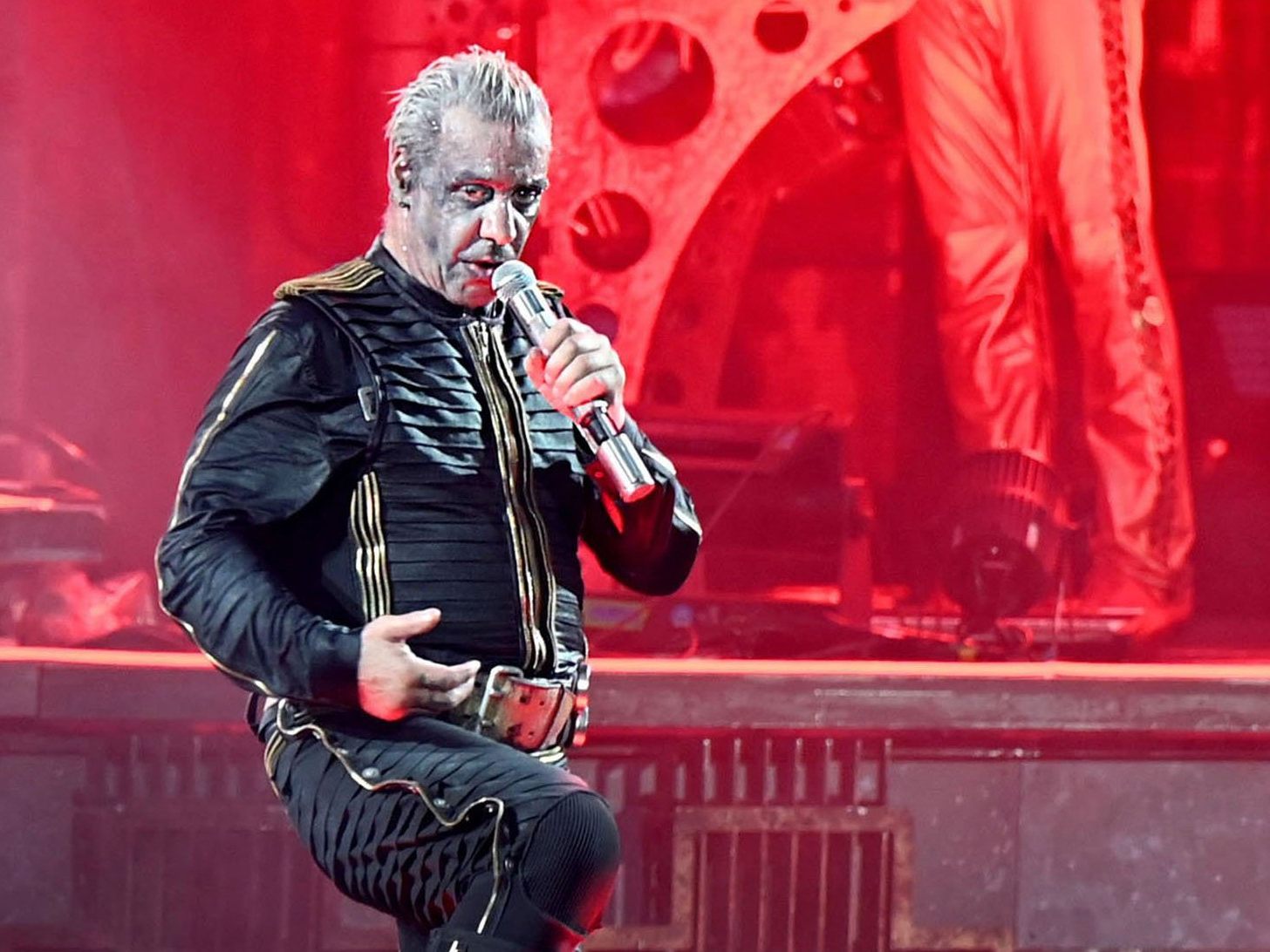 Rammstein-Sänger Lindemann: "Wir hassen Rassismus und Antisemitismus" Rammstein-Sänger Lindemann: "Wir hassen Rassismus und Antisemitismus"