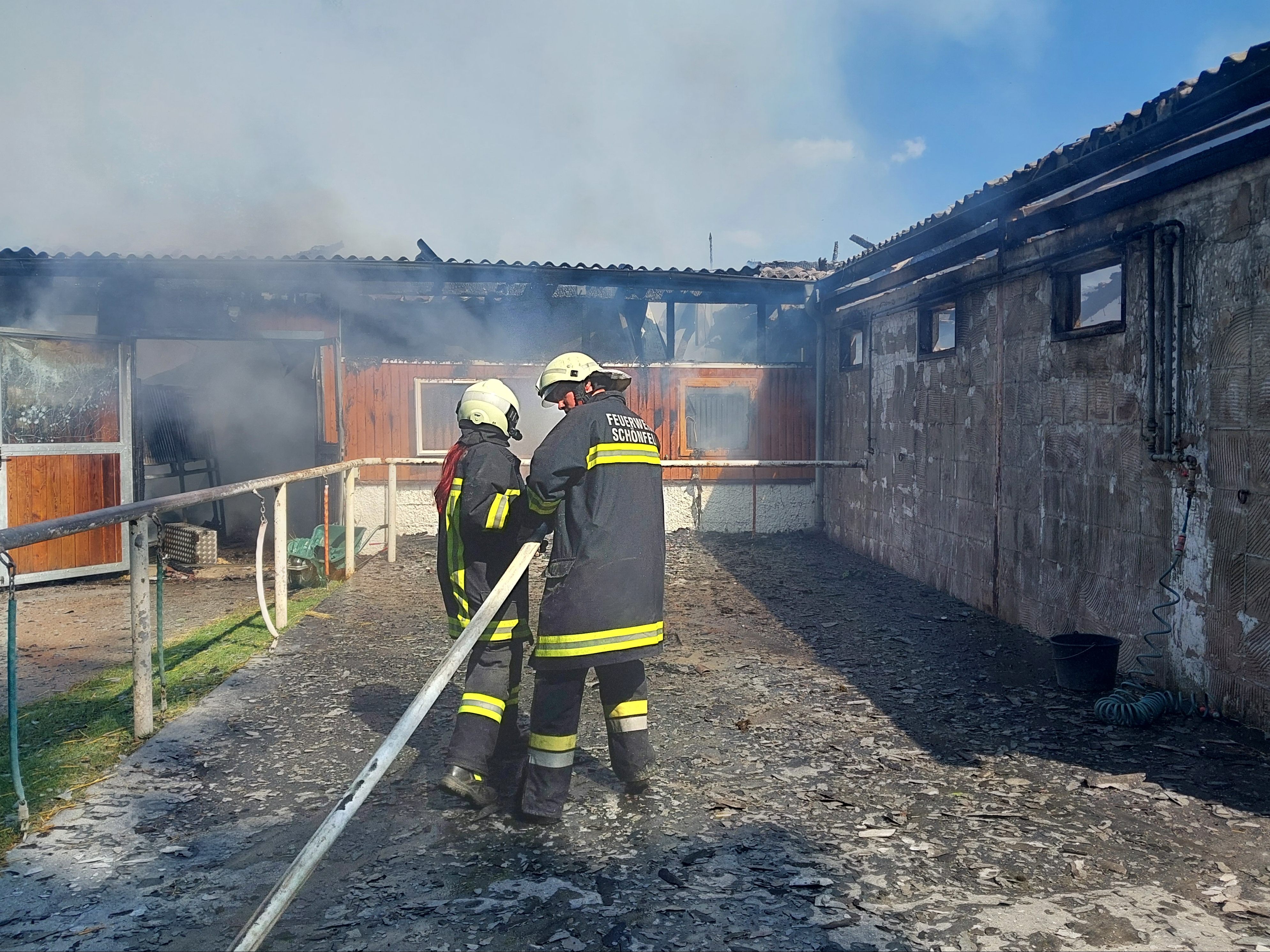 Nach einem Brand in einem Reitstall in Lassee am Donnerstag, suchte die Polizei am Freitag nach der Ursache.