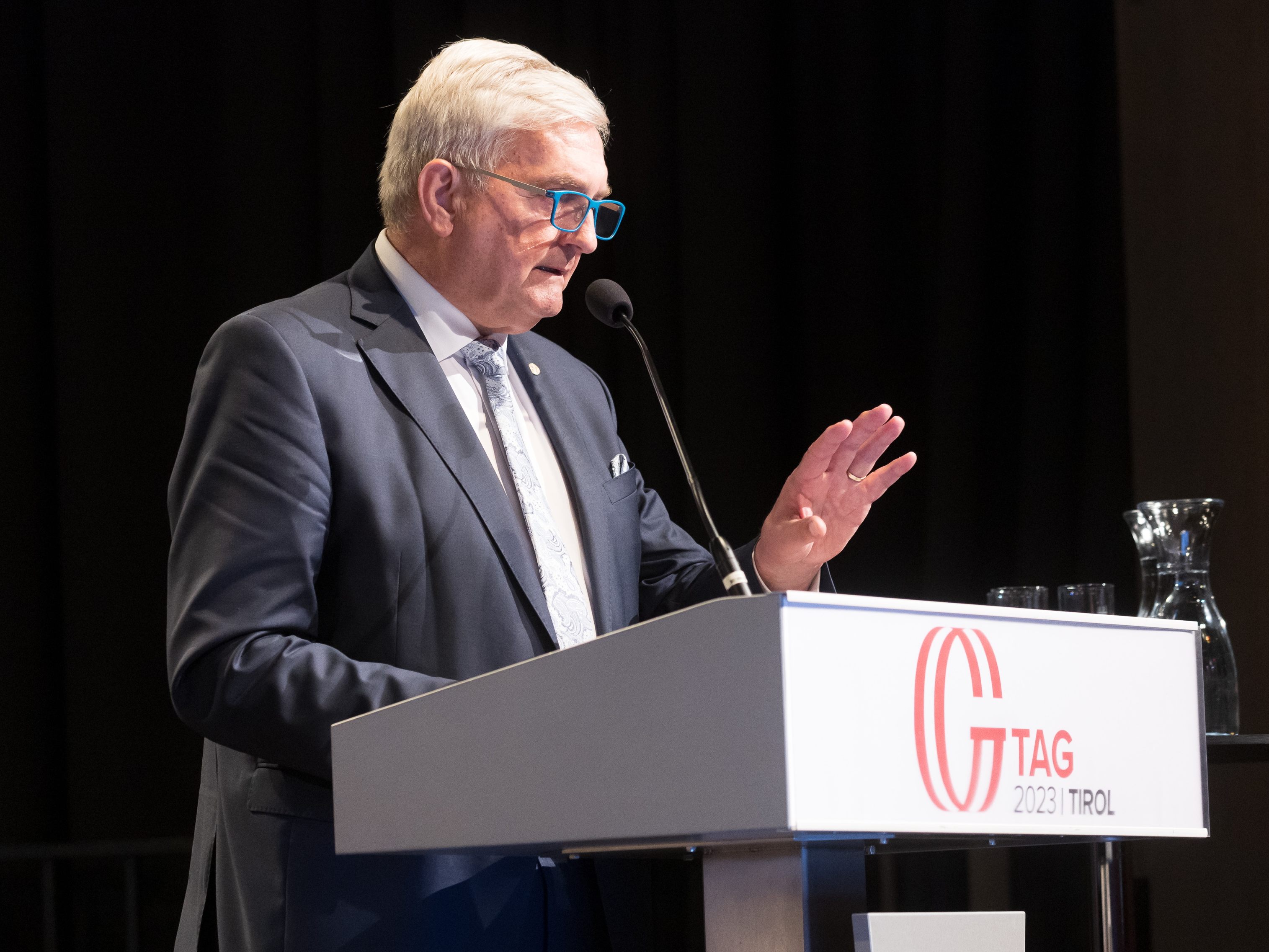 Riedl stellte seine Funktion ruhend. Riedl stellte seine Funktion ruhend.