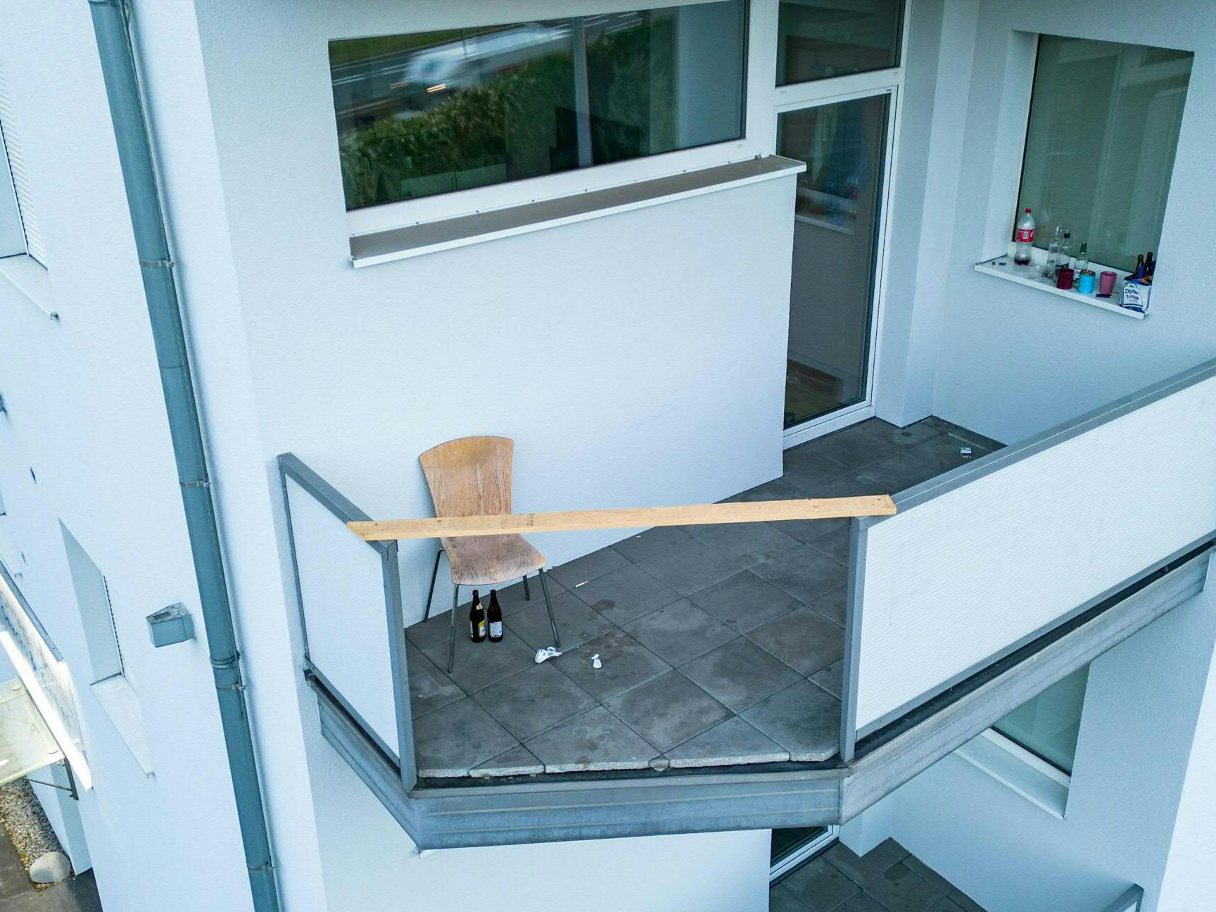 Der Balkon, dessen Geländer nachgegeben hat.