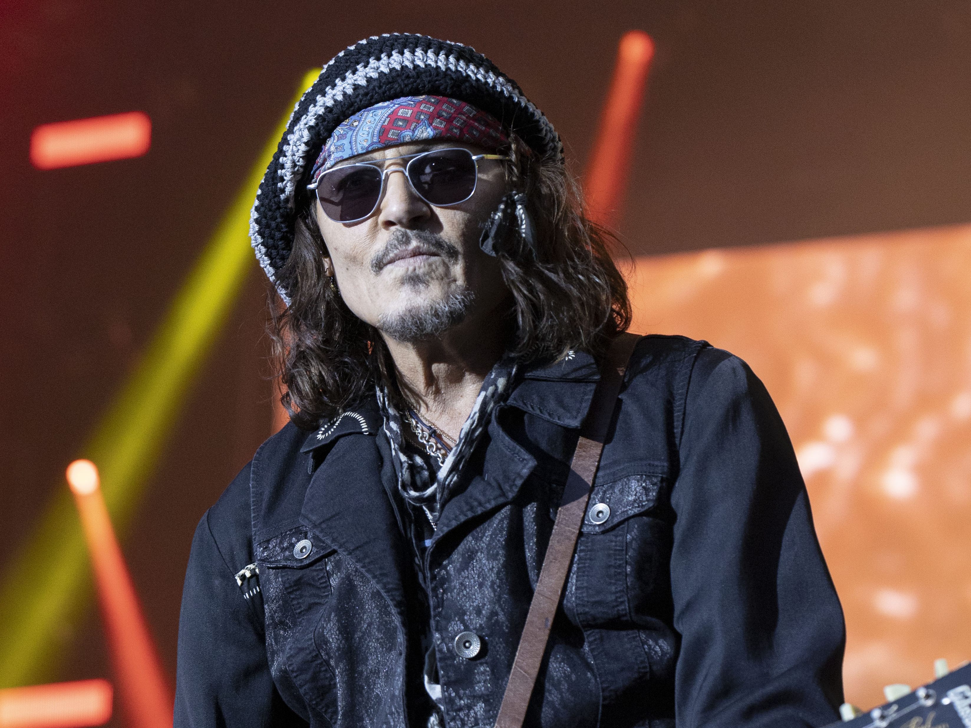 Laut ungarischen Medien soll Schauspieler Johnny Depp bewusstlos in einem Hotelzimmer gefunden worden sein. Laut ungarischen Medien soll Schauspieler Johnny Depp bewusstlos in einem Hotelzimmer gefunden worden sein.