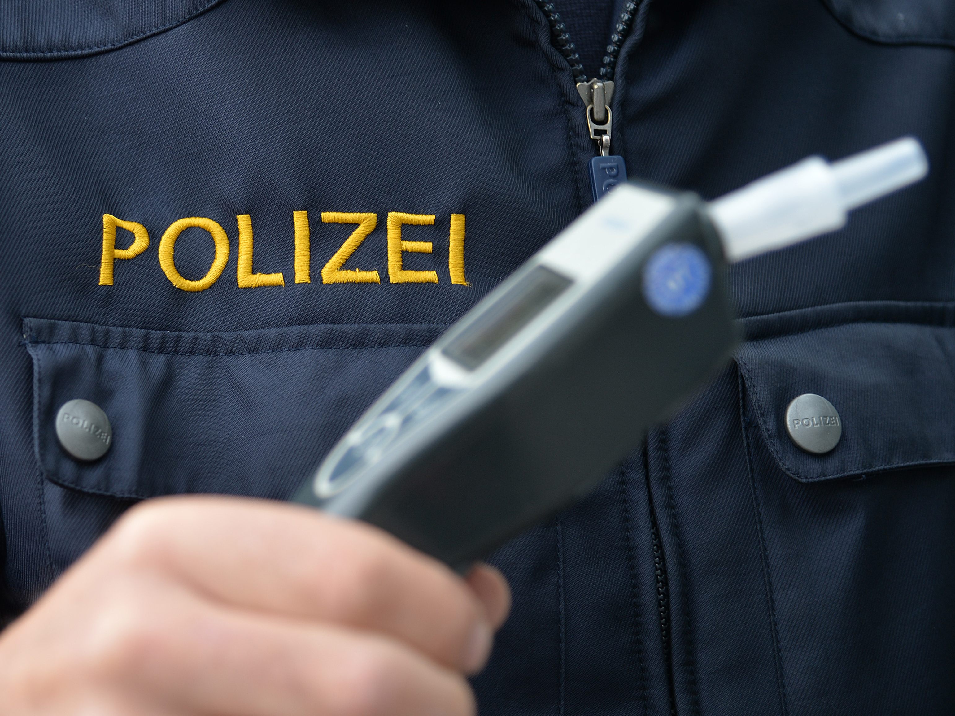 Ein 23-jähriger Alkolenker fuhr auf einen Polizisten zu. Ein 23-jähriger Alkolenker fuhr auf einen Polizisten zu.