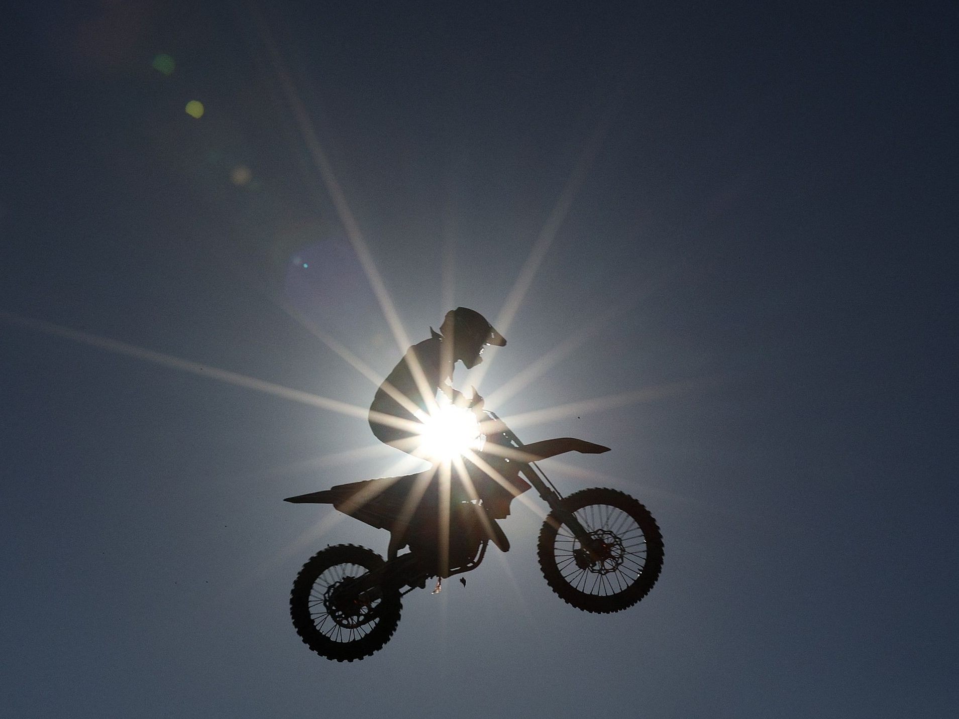Bei einem Motocross-Unfall verletzte sich ein 9-Jähriger schwer am Kopf. Bei einem Motocross-Unfall verletzte sich ein 9-Jähriger schwer am Kopf.