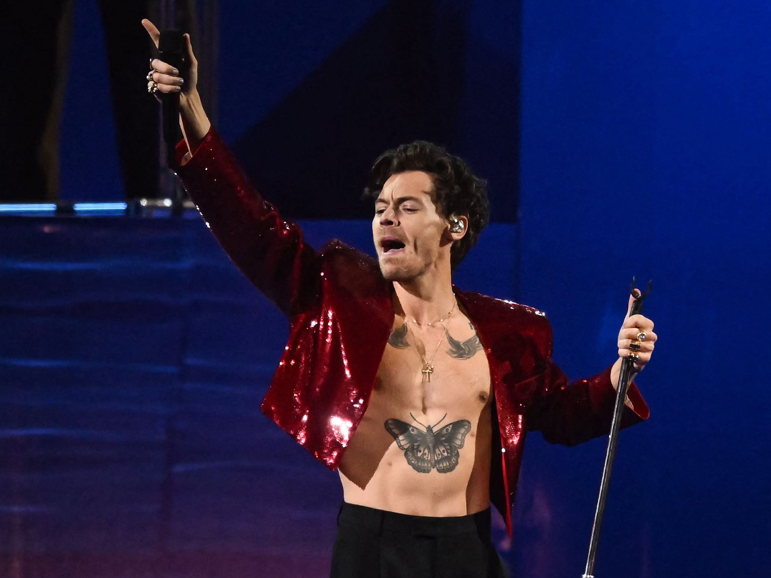 Harry Styles wurde bei seinem Konzert in Wien offenbar am Auge getroffen. Harry Styles wurde bei seinem Konzert in Wien offenbar am Auge getroffen.