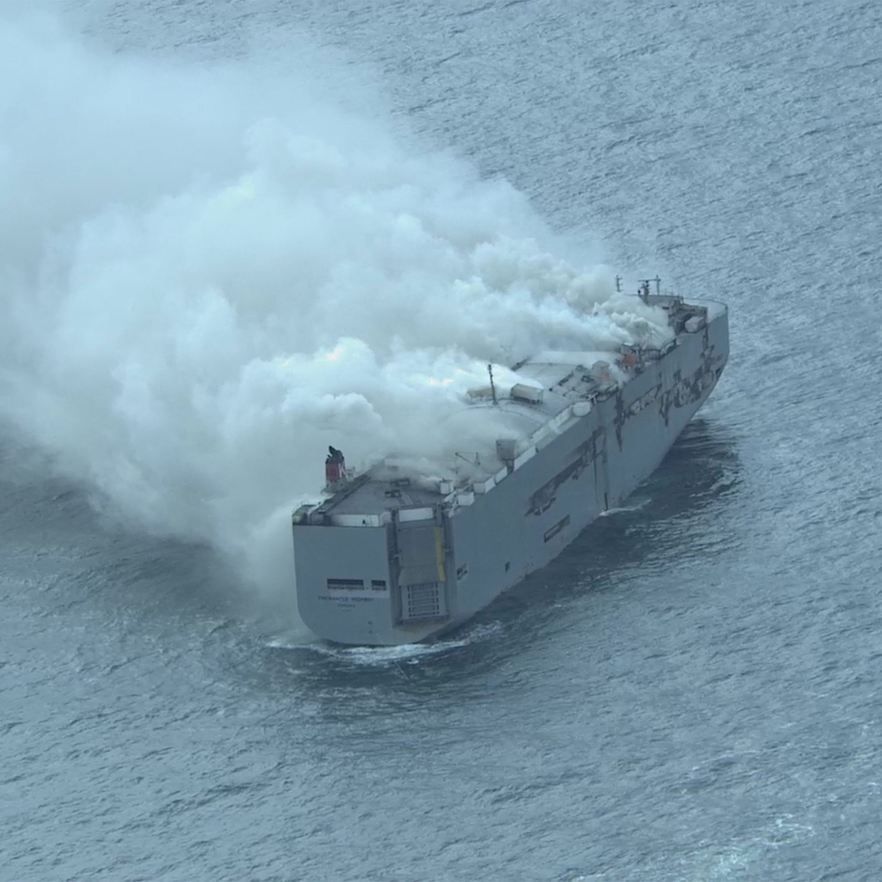 Seit Mittwoch brennt der Autofrachter vor der niederländischen Küste