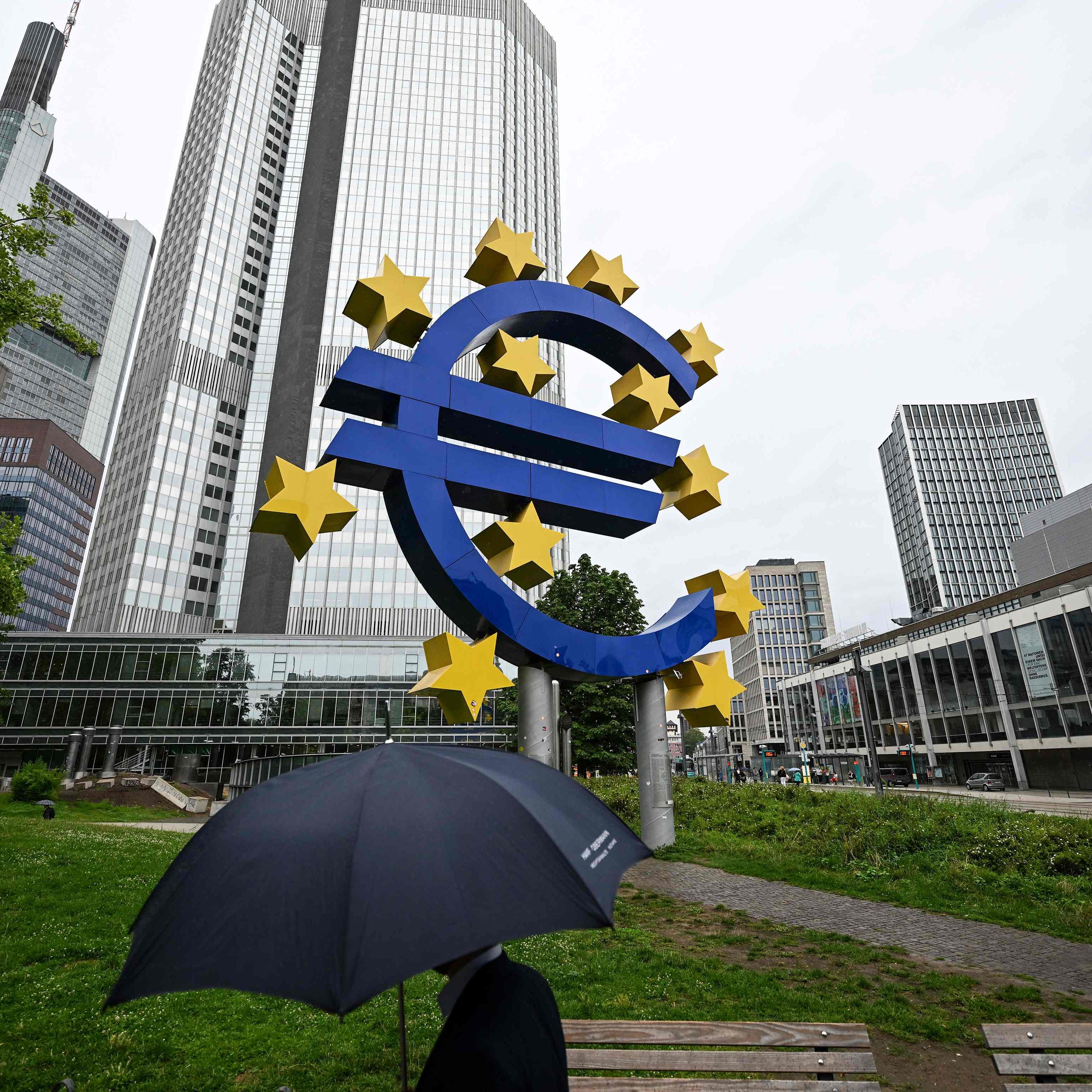 Die EZB hebt erneut den Leitzins an.