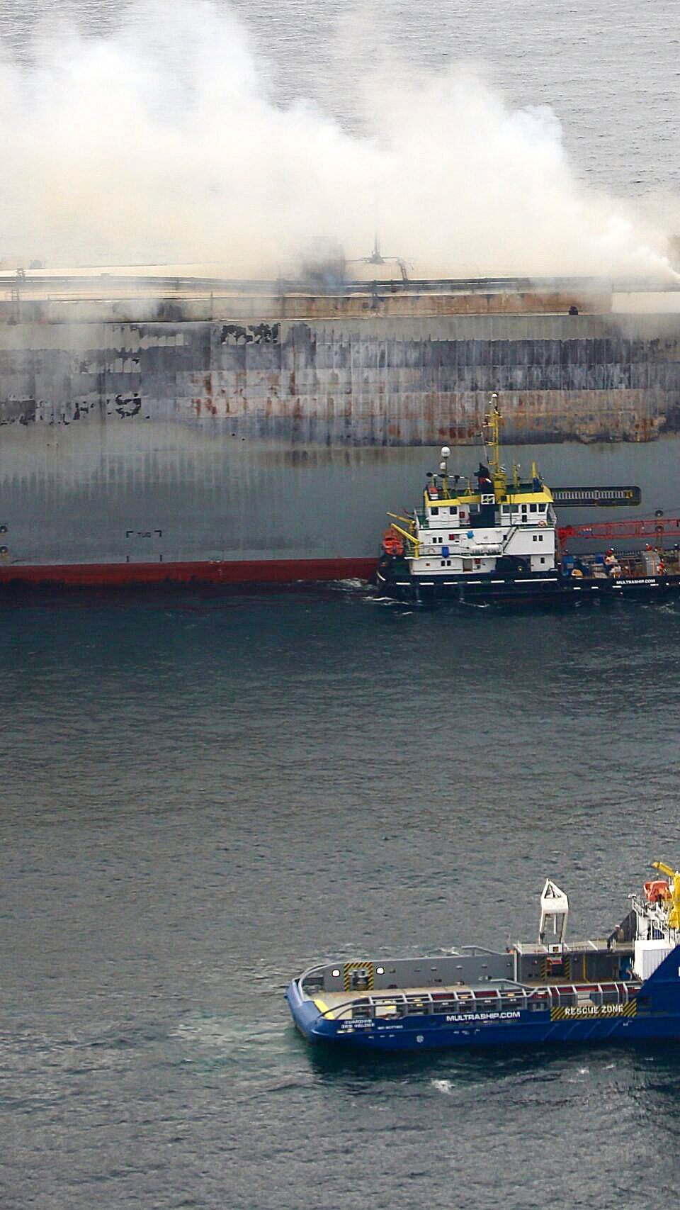 Noch immer brennt der Autofrachter vor der niederländischen Küste