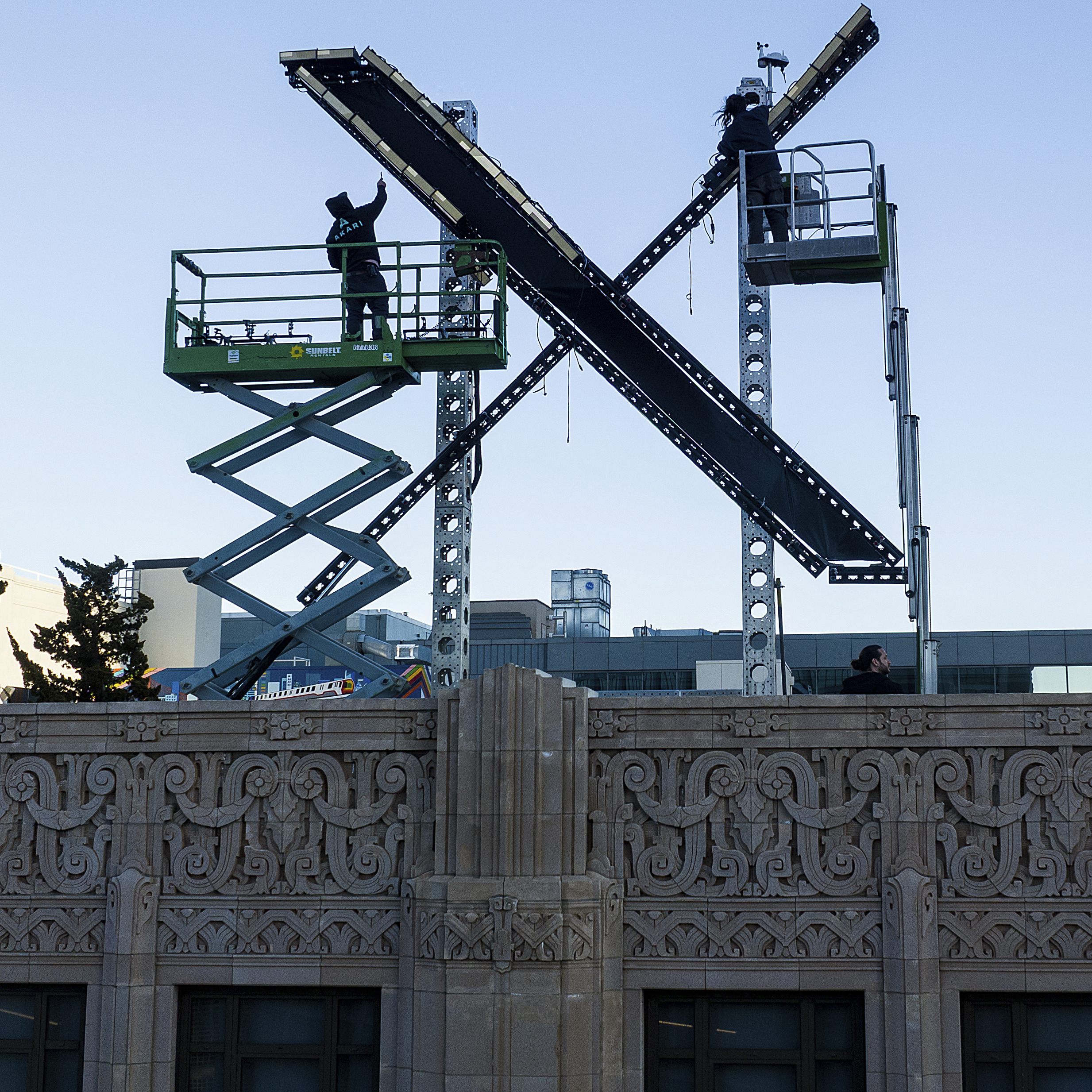 Das große, leuchtende X-Logo von Elon Musks Unternehmen bringt viele Anrainer um den Schlaf.