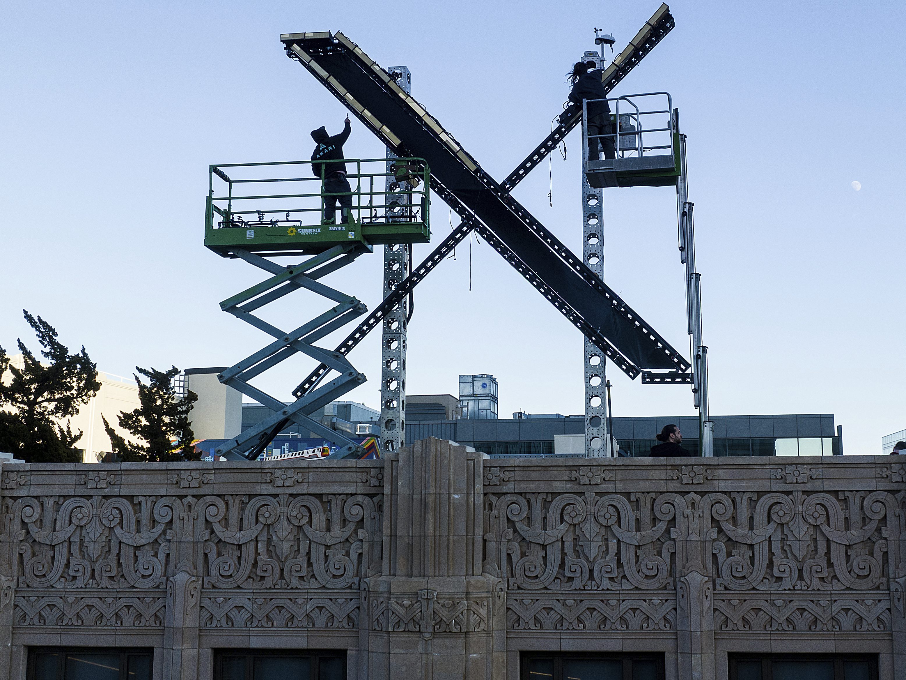 Das große, leuchtende X-Logo von Elon Musks Unternehmen bringt viele Anrainer um den Schlaf.