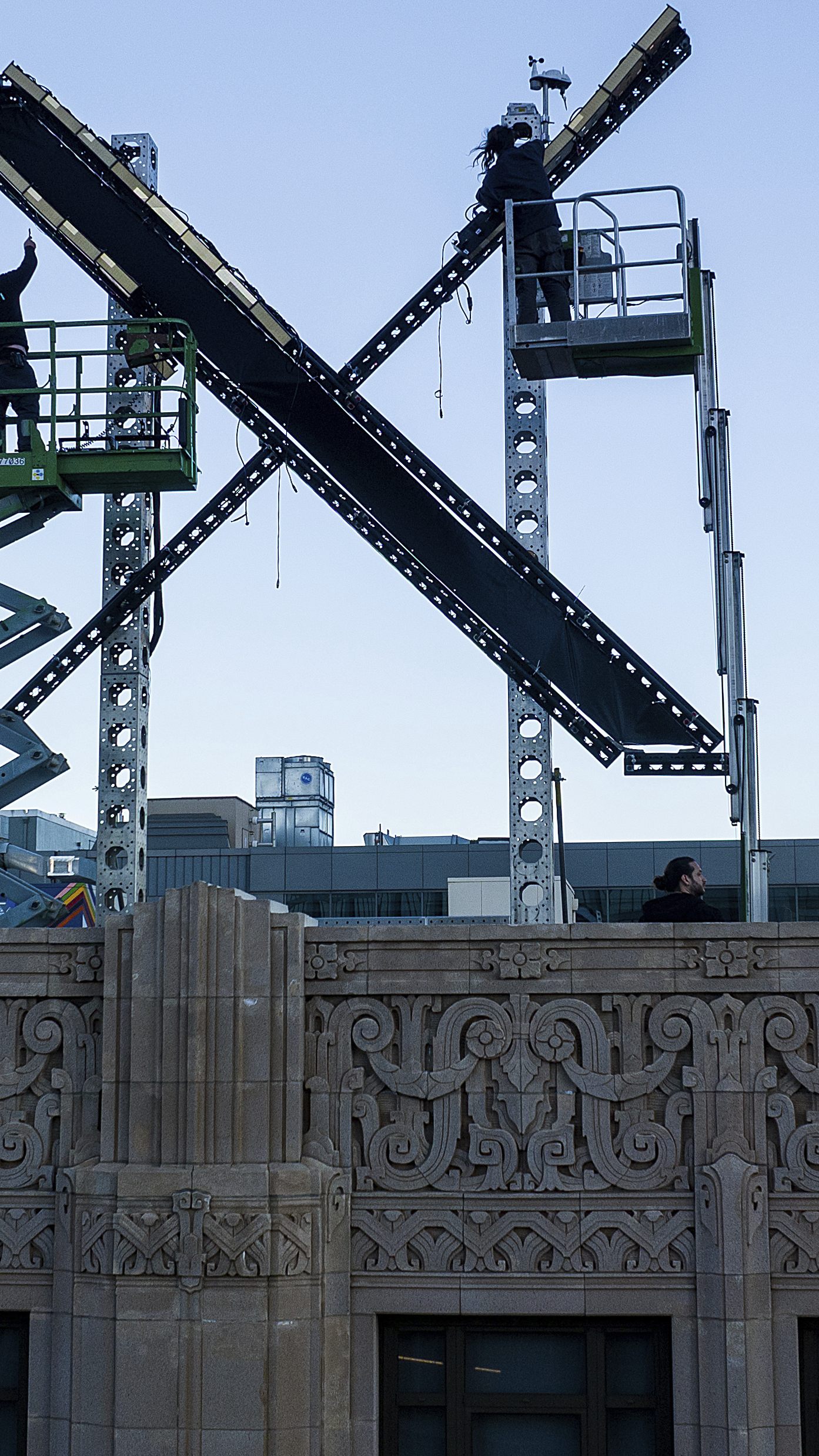 Das große, leuchtende X-Logo von Elon Musks Unternehmen bringt viele Anrainer um den Schlaf.