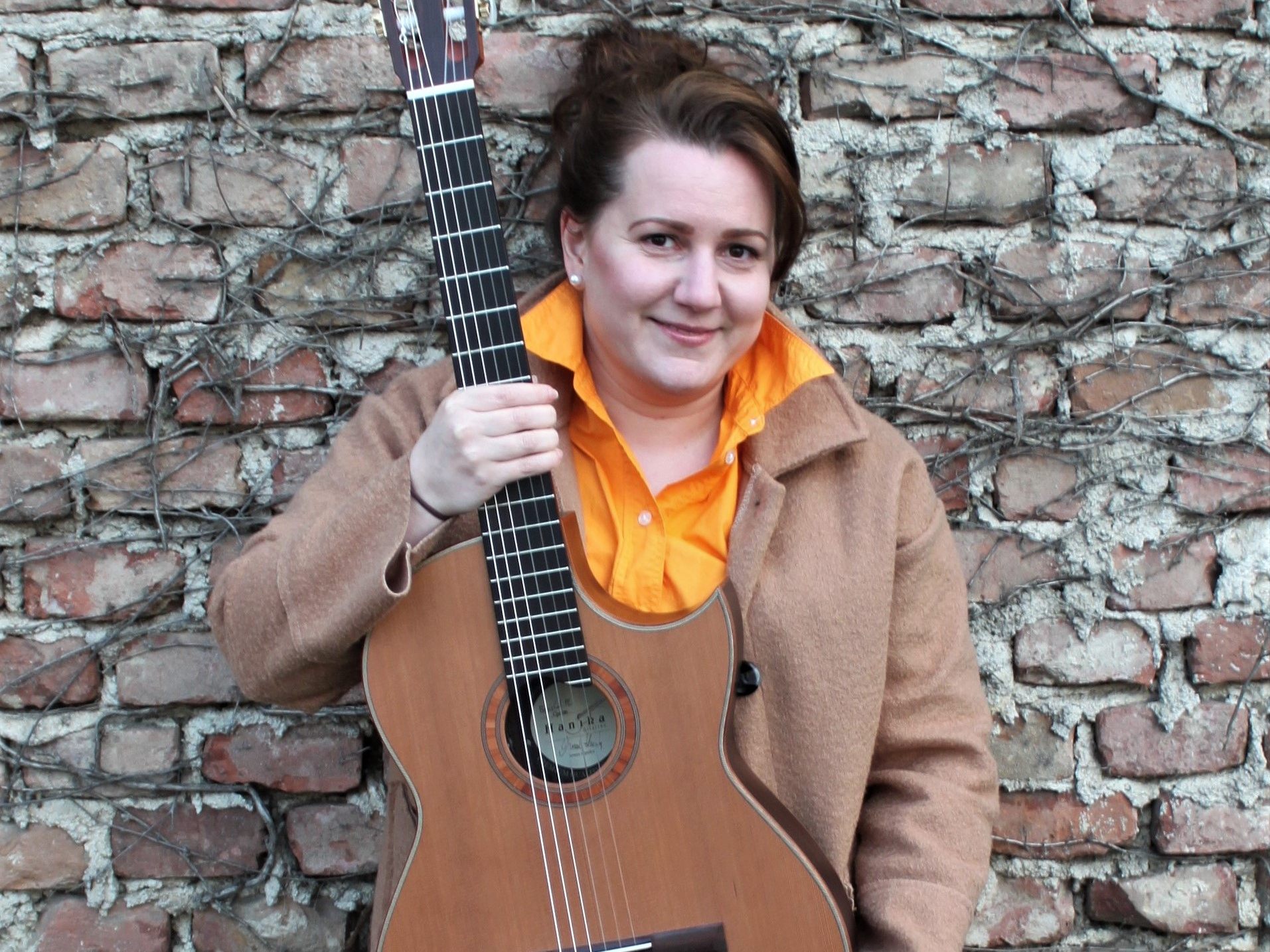 Angela Mair ist mit einem Kinderkonzert sowie bei der Songwriter´s Night dabei. Angela Mair ist mit einem Kinderkonzert sowie bei der Songwriter´s Night dabei.
