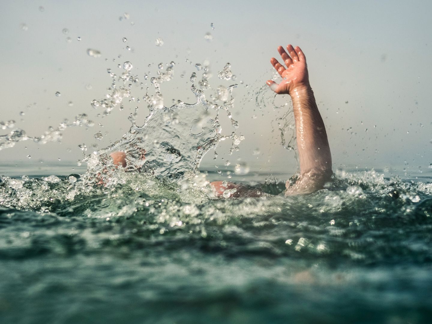 Ein Mann sprang in den Pusztasee, konnte aber nicht gut genug schwimmen. Ein Mann sprang in den Pusztasee, konnte aber nicht gut genug schwimmen.