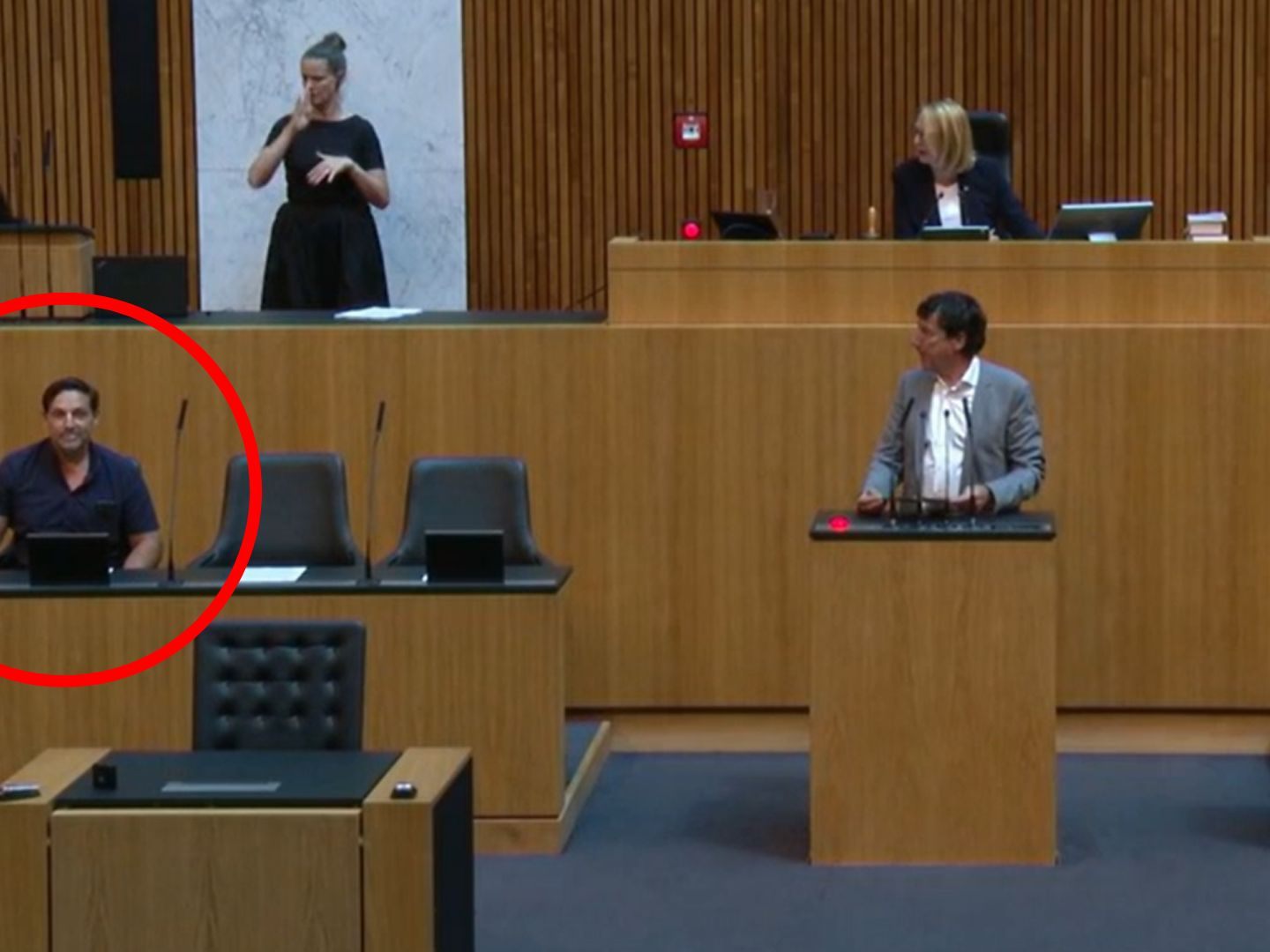Ein Überraschungsgast nahm auf der Regierungsbank Platz.