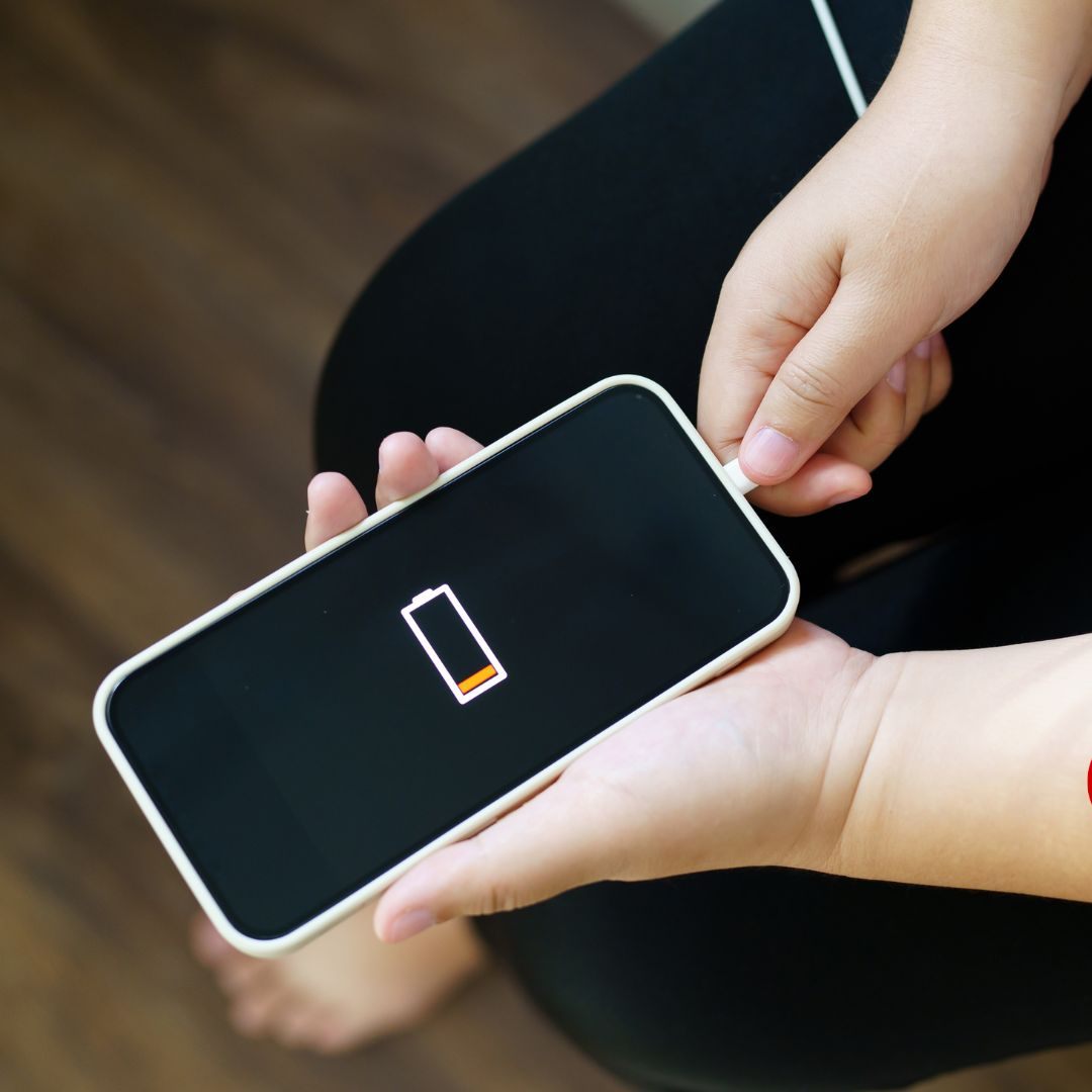 Das Handy beim Aufladen im Bett liegen zu lassen kann gefährlich werden.