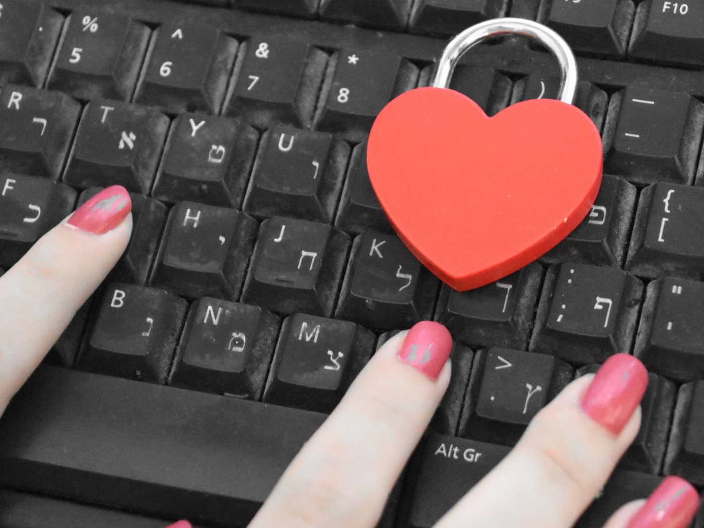 Zwei Frauen waren einem Lovescam-Betrüger aufgesessen. Zwei Frauen waren einem Lovescam-Betrüger aufgesessen.