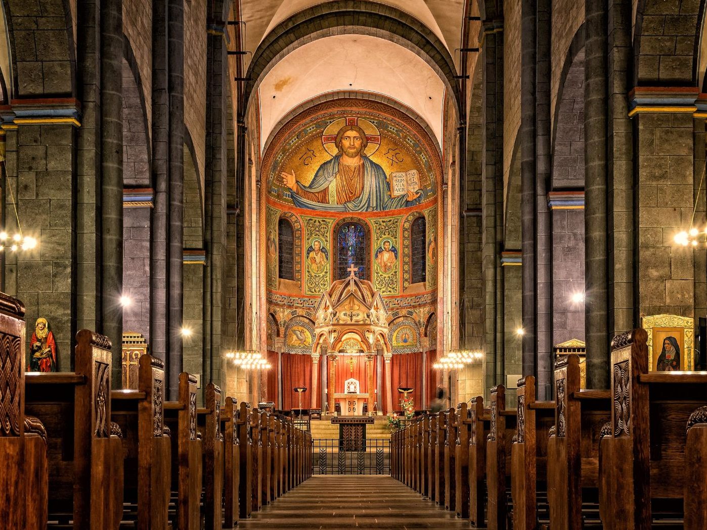 Ein Betrunkener (26) randalierte in einer Kirche in der Wiener Innenstadt.
