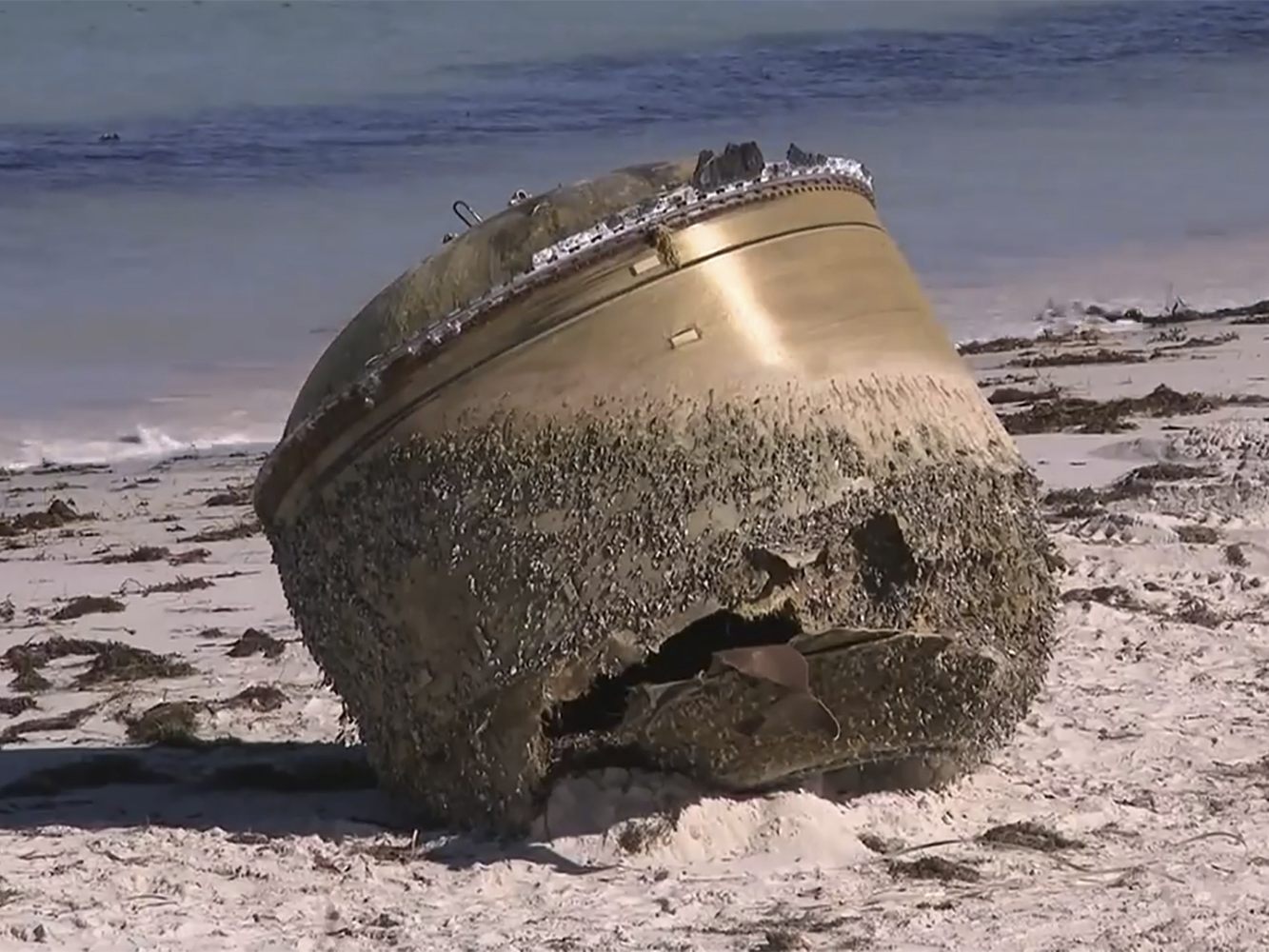 In Australien ist ein Objekt an einem Strand aufgetaucht, das bisher nicht identifiziert werden kann.